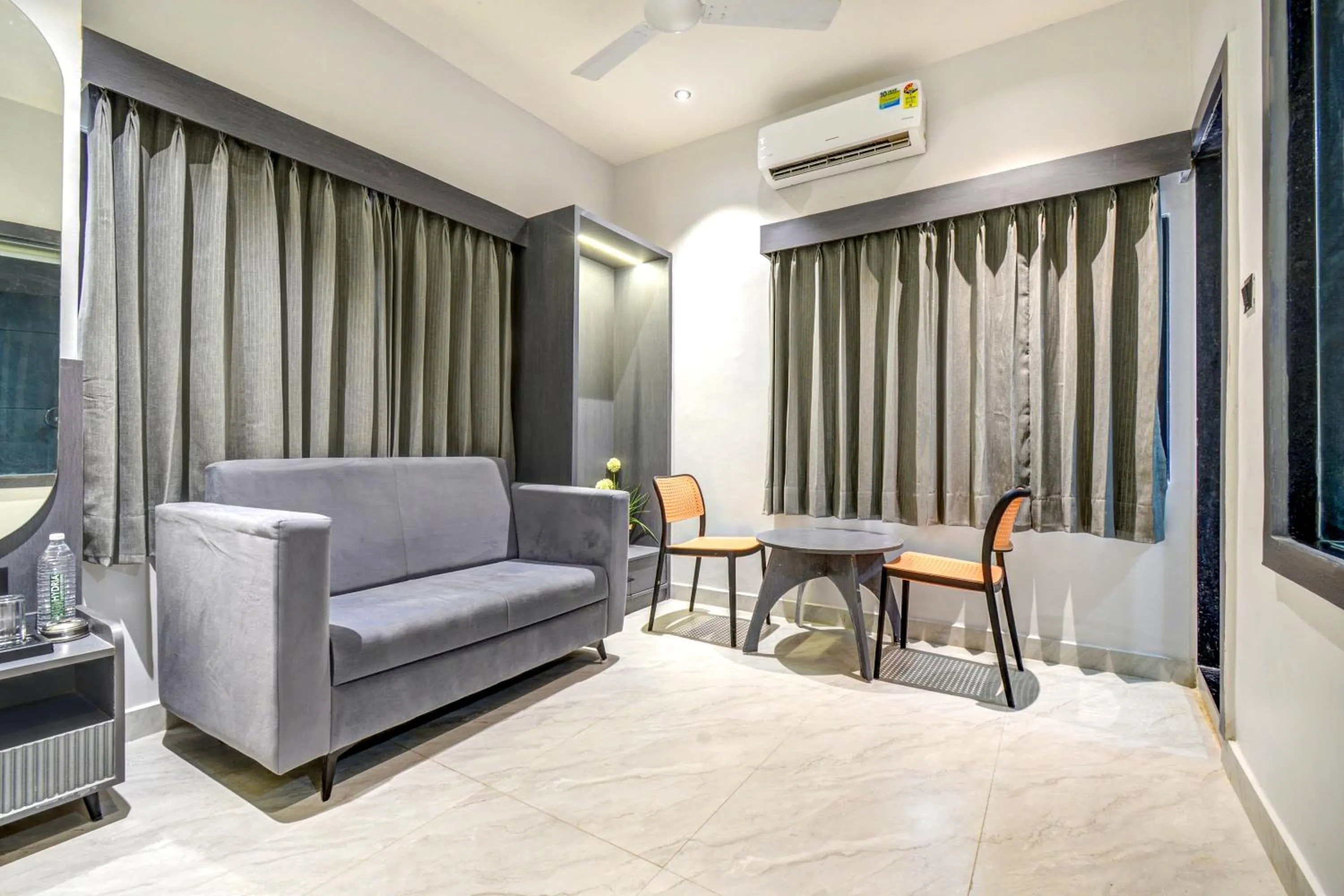 Living room in Hotel Royal Ican Sindhubhavan Road