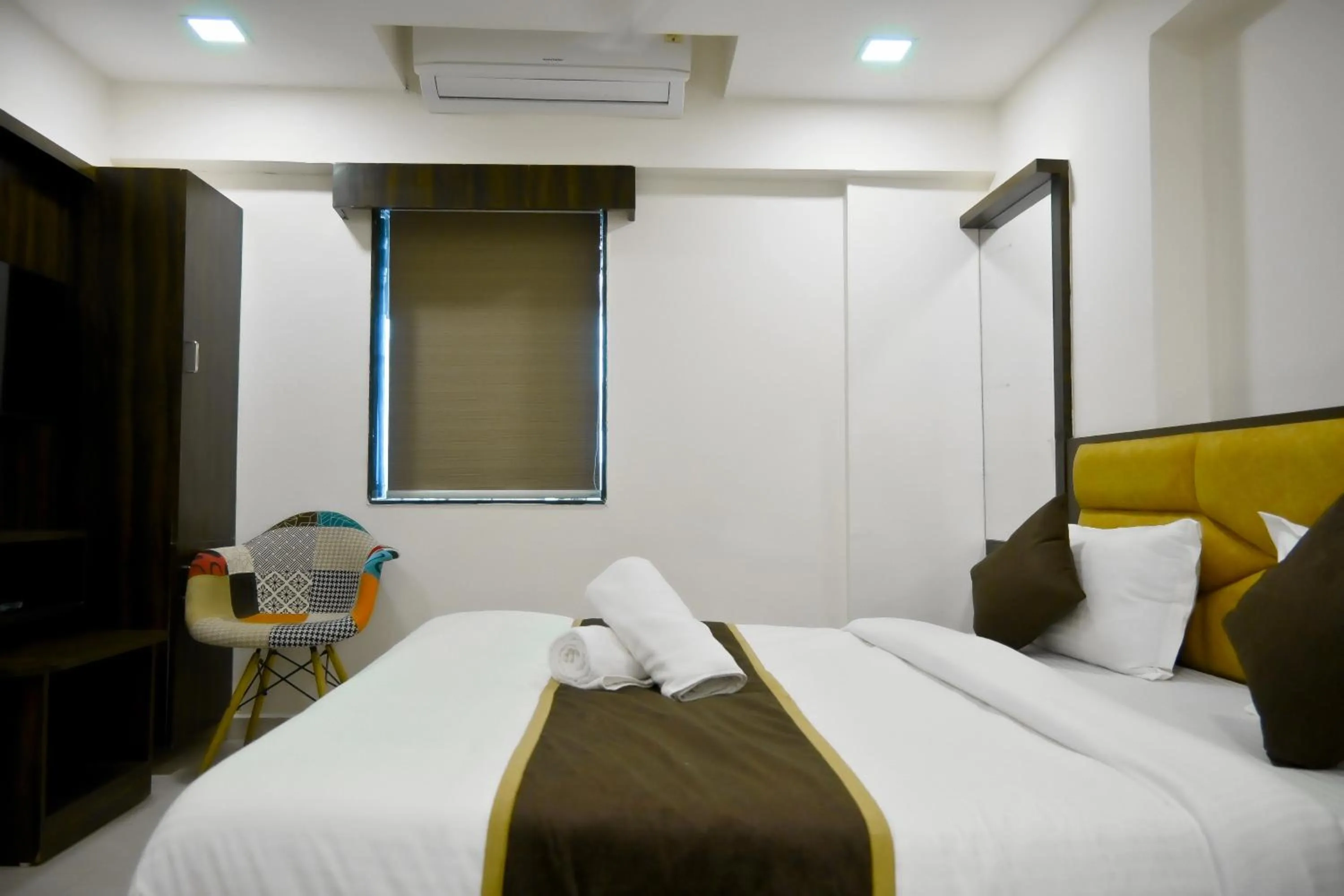 Bed in Hotel Royal Ican Sindhubhavan Road