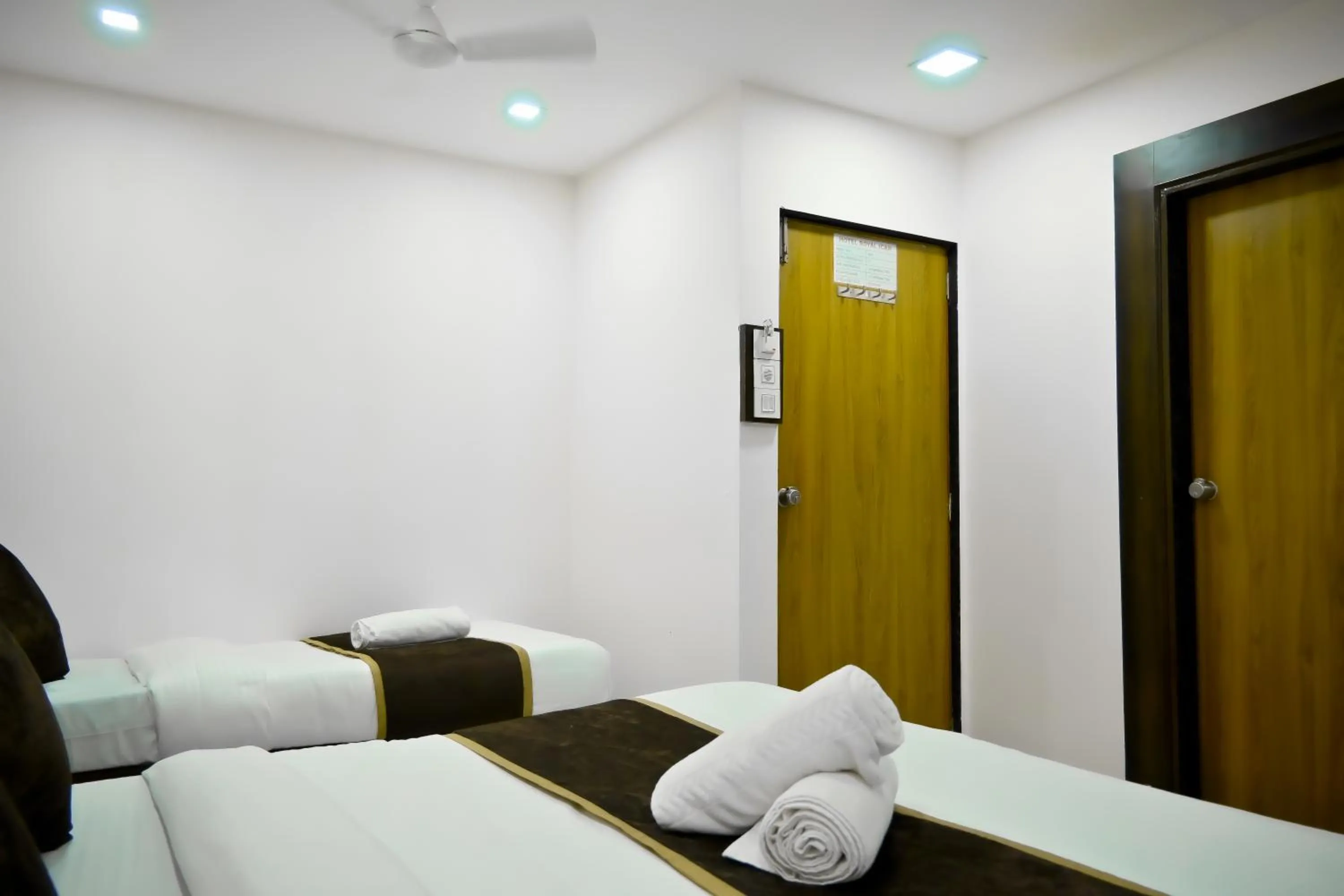 Bed in Hotel Royal Ican Sindhubhavan Road