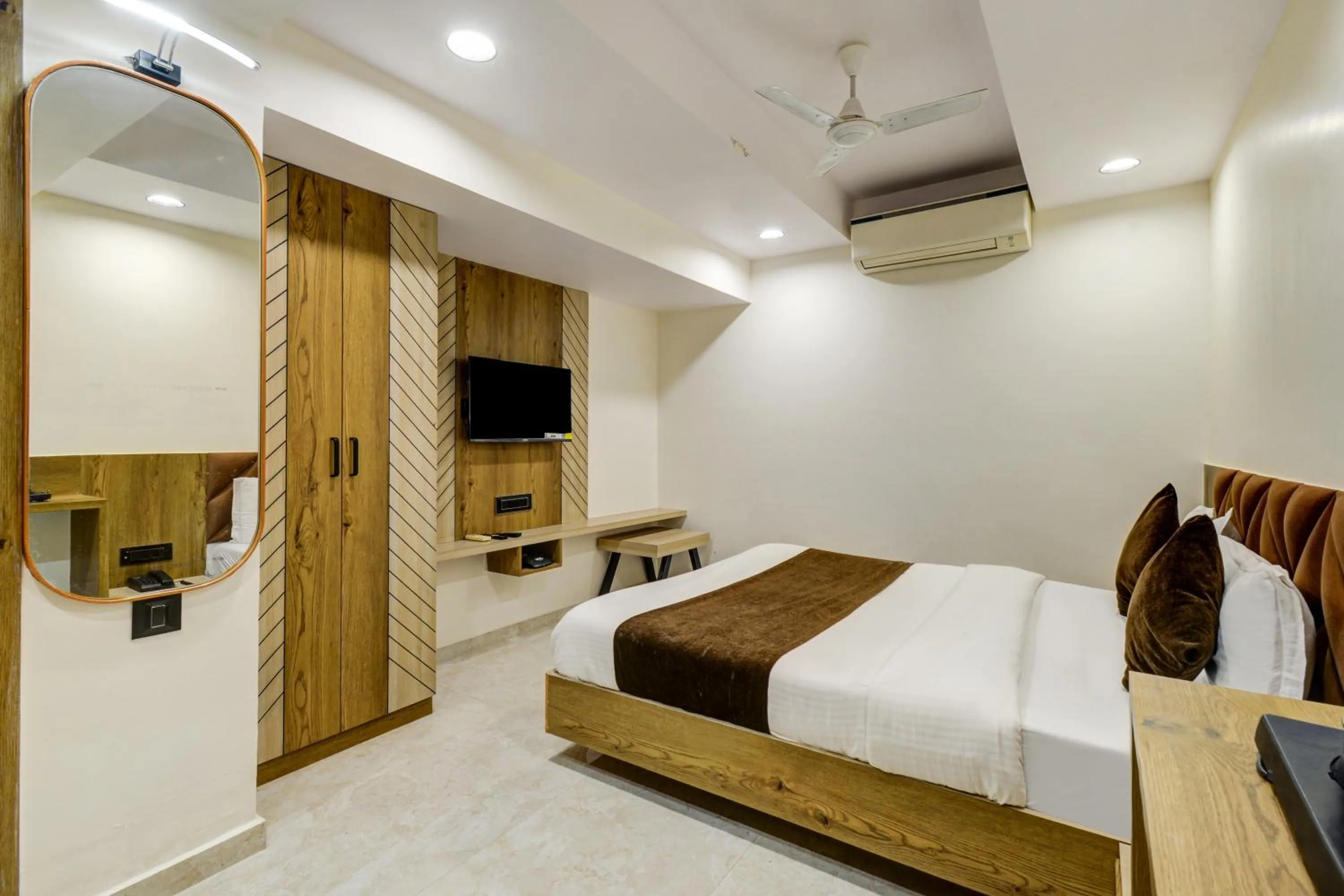 Bed in Hotel Royal Ican Sindhubhavan Road