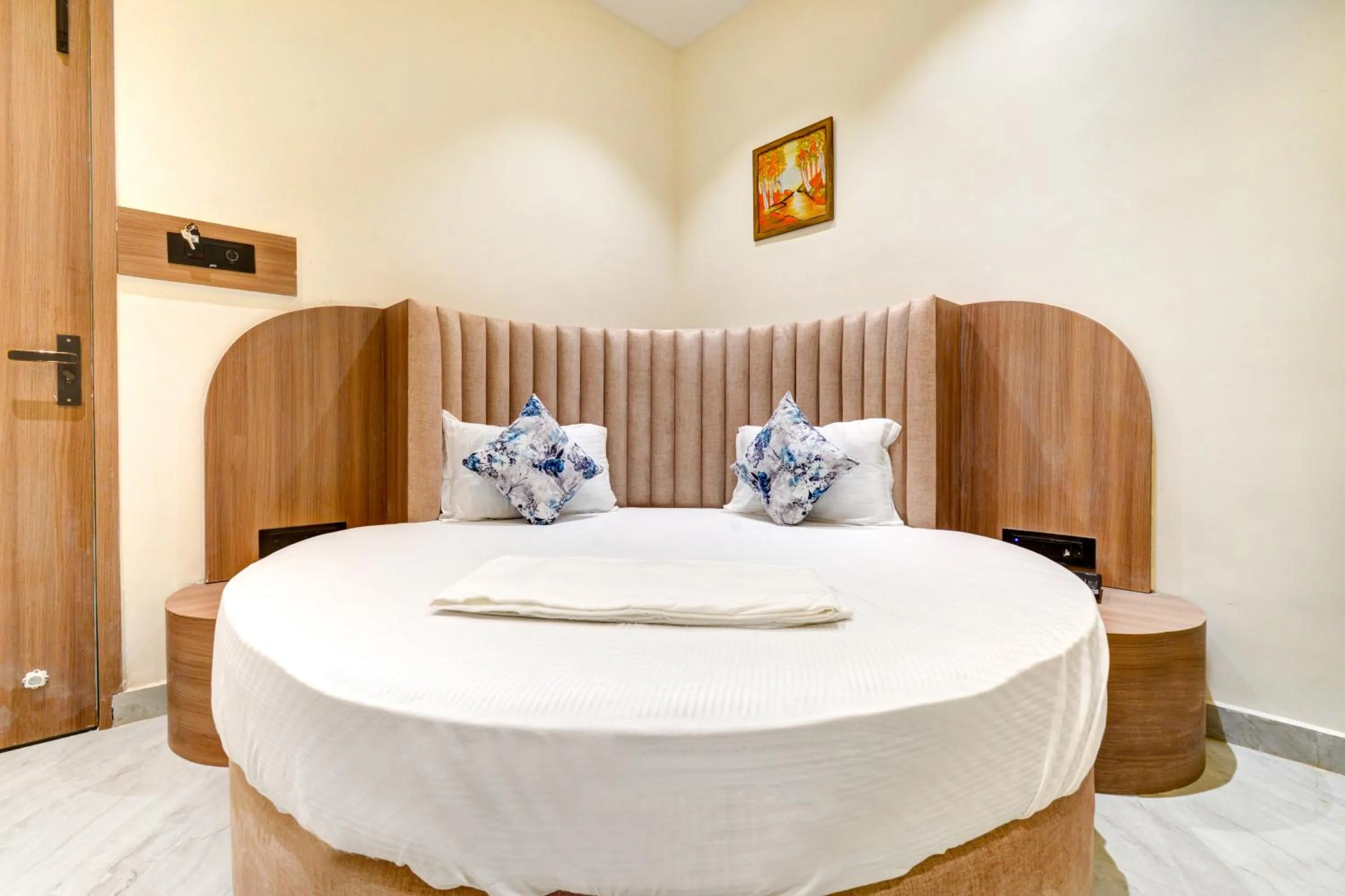 Bed in Hotel Royal Ican Sindhubhavan Road