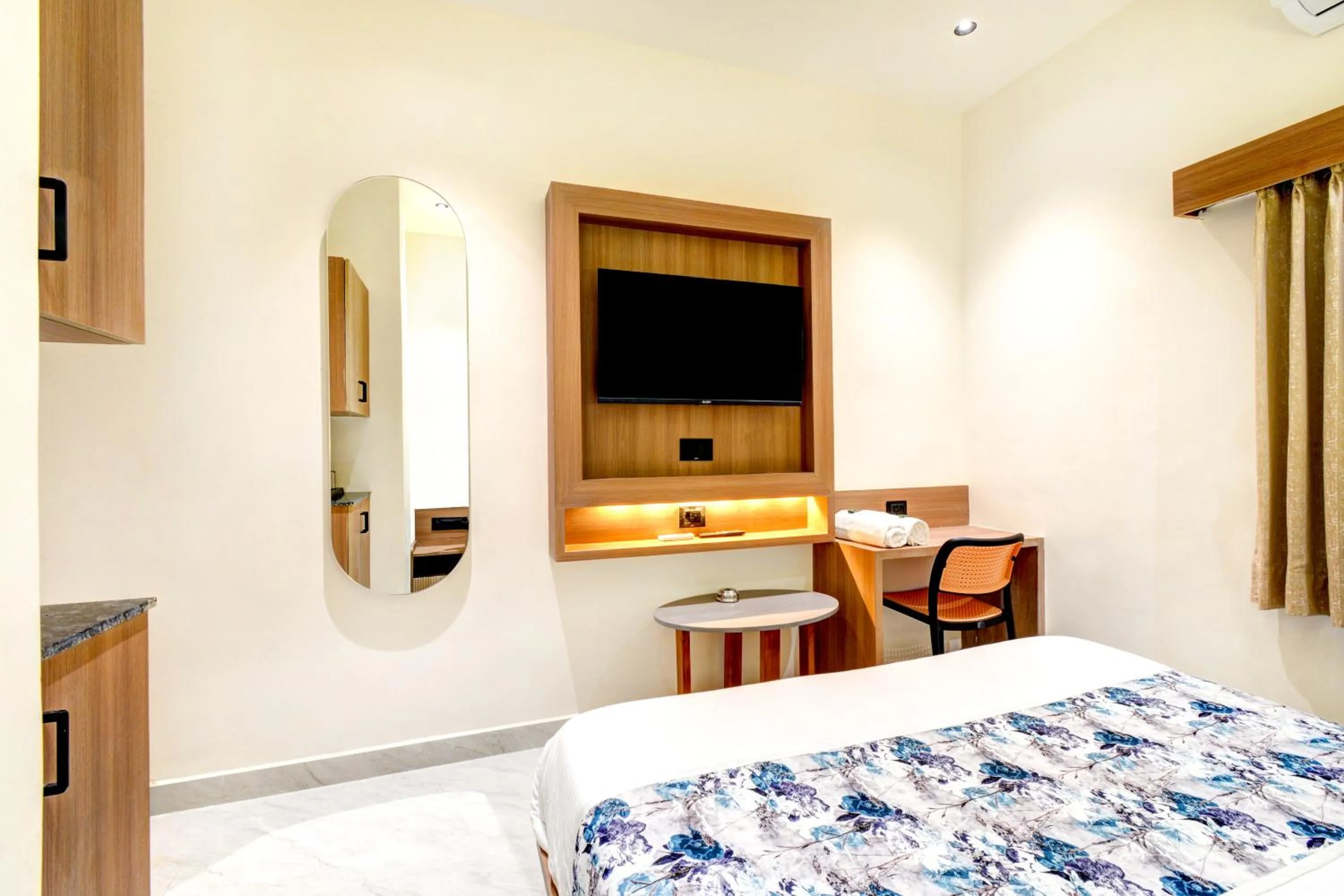 Bed in Hotel Royal Ican Sindhubhavan Road