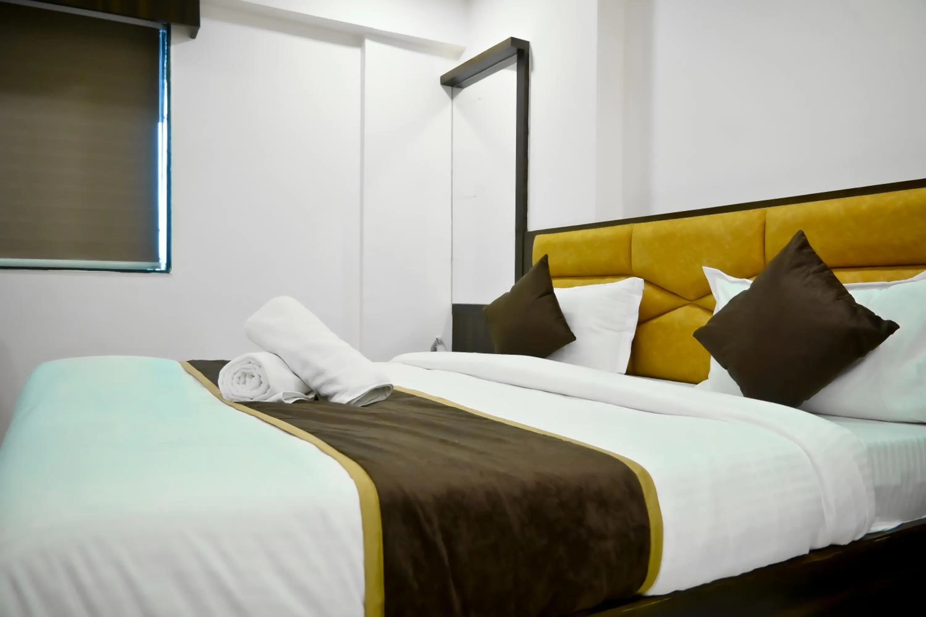 Bed in Hotel Royal Ican Sindhubhavan Road