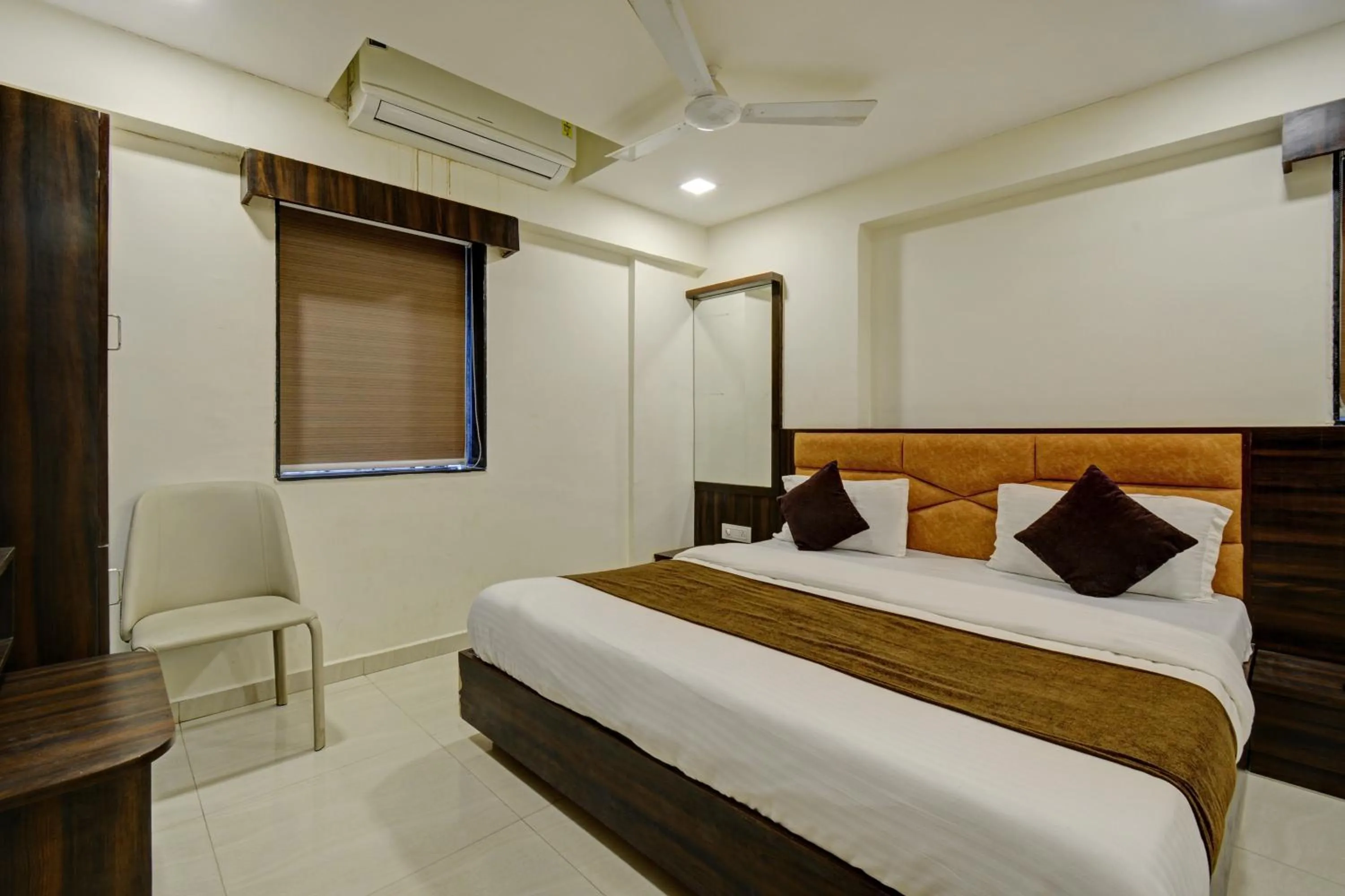 Bed in Hotel Royal Ican Sindhubhavan Road