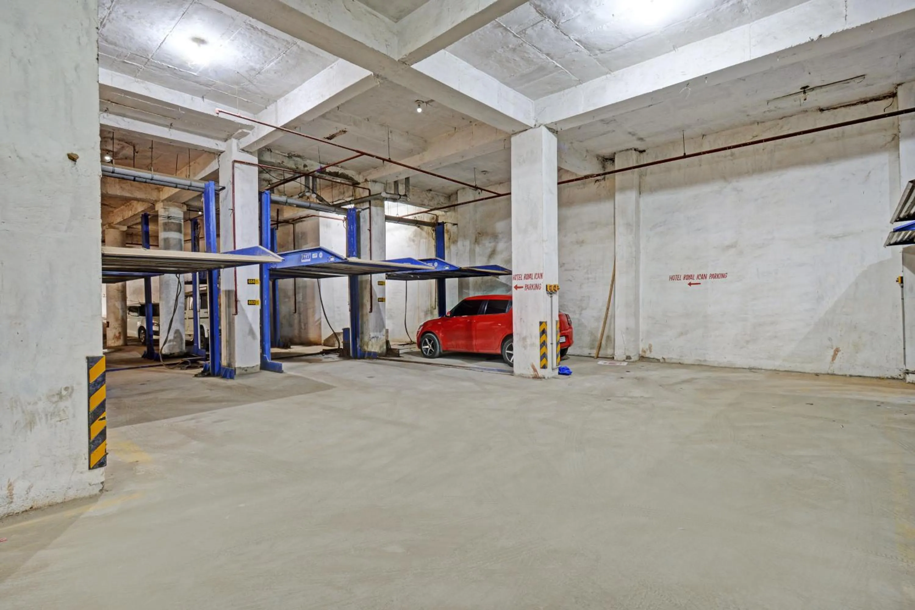 Parking in Hotel Royal Ican Sindhubhavan Road