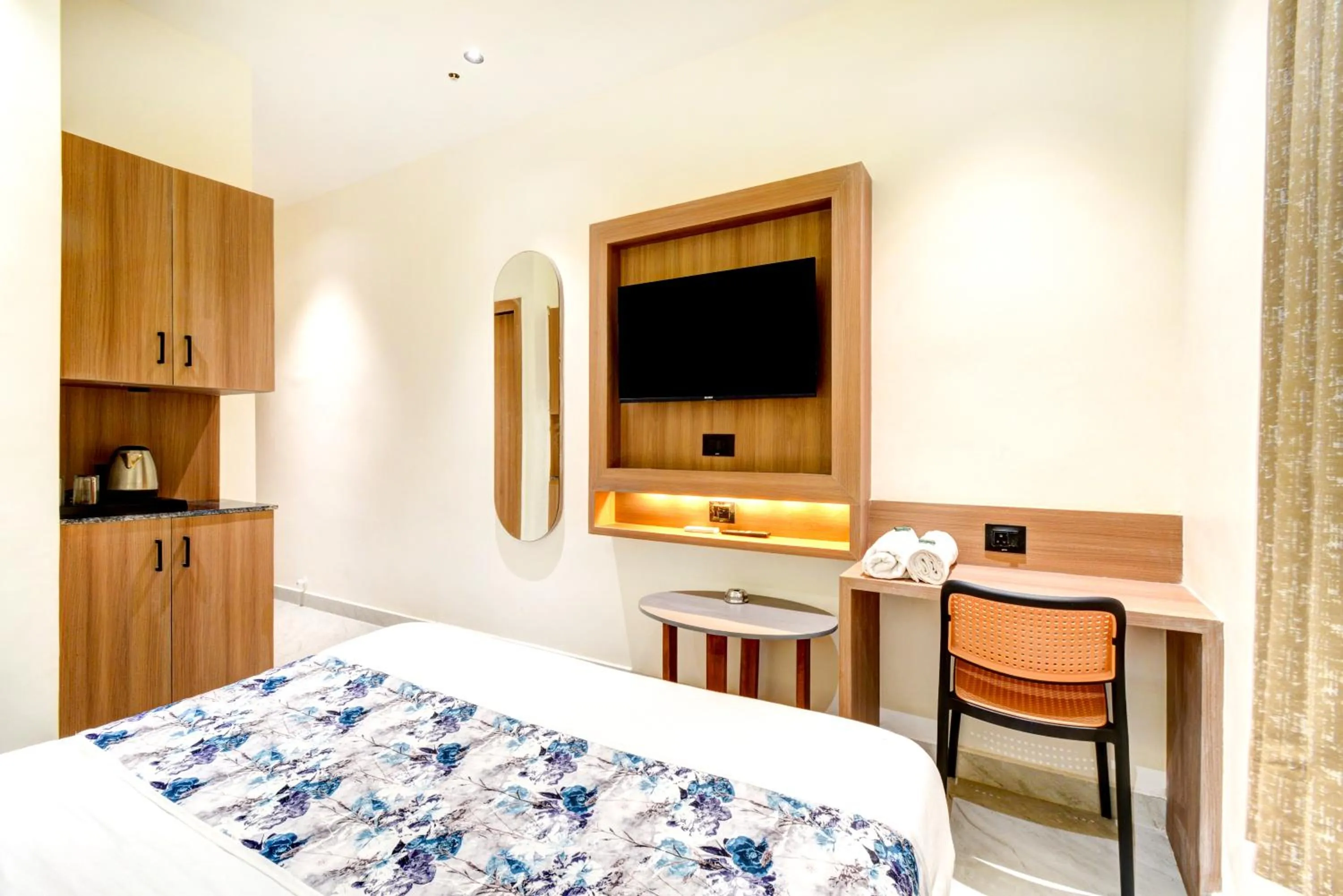 Bed in Hotel Royal Ican Sindhubhavan Road