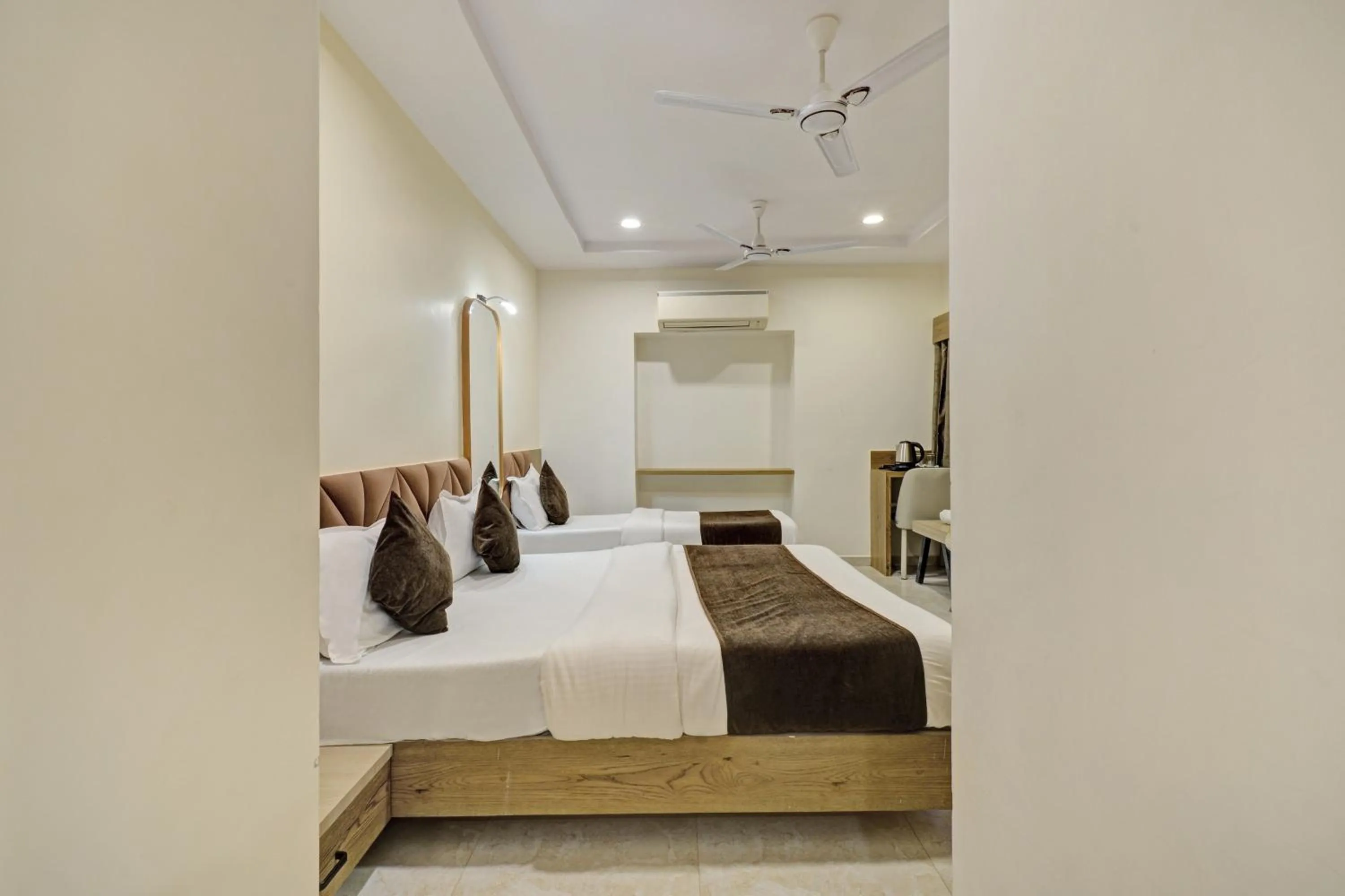 Bed in Hotel Royal Ican Sindhubhavan Road