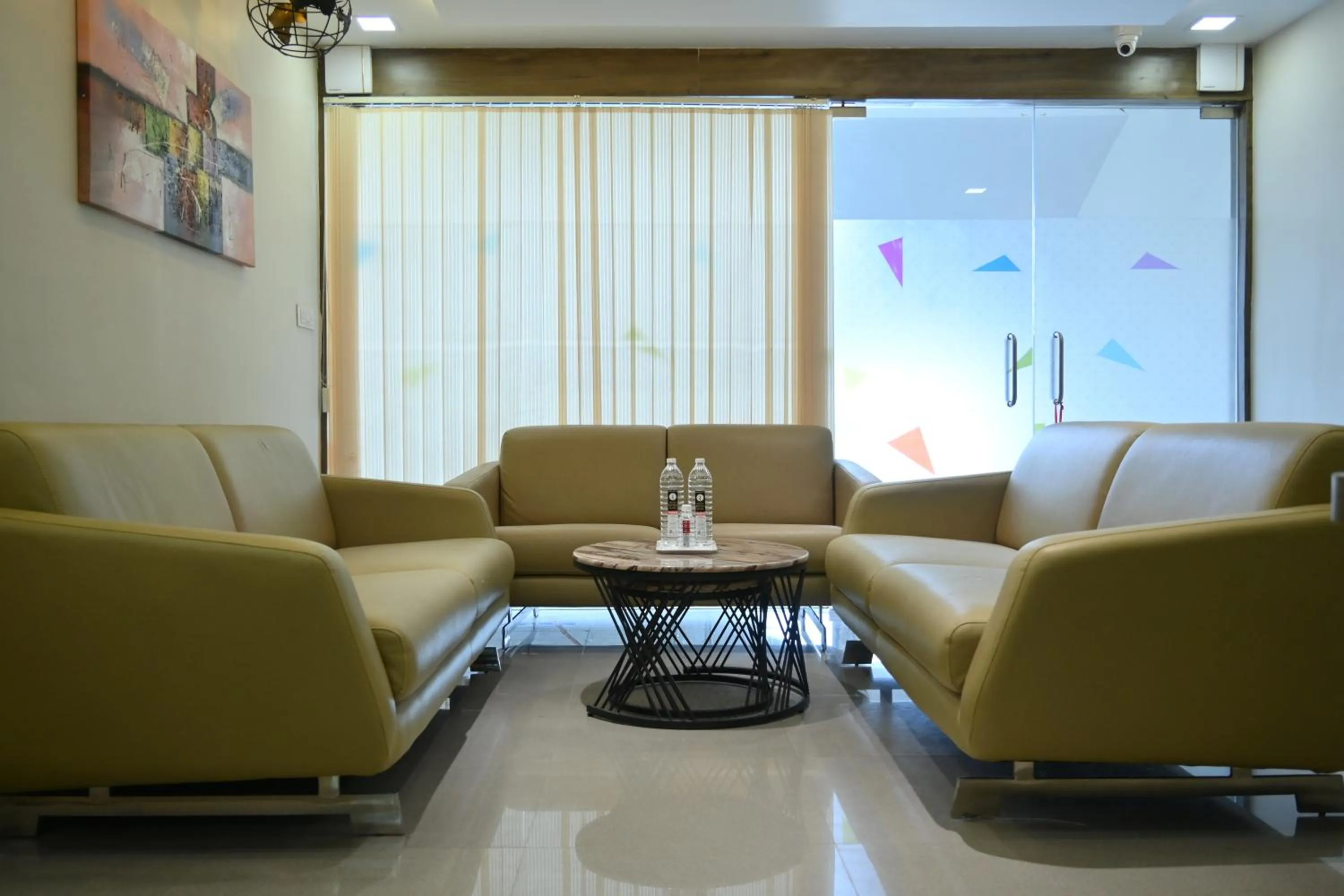 Communal lounge/ TV room in Hotel Royal Ican Sindhubhavan Road