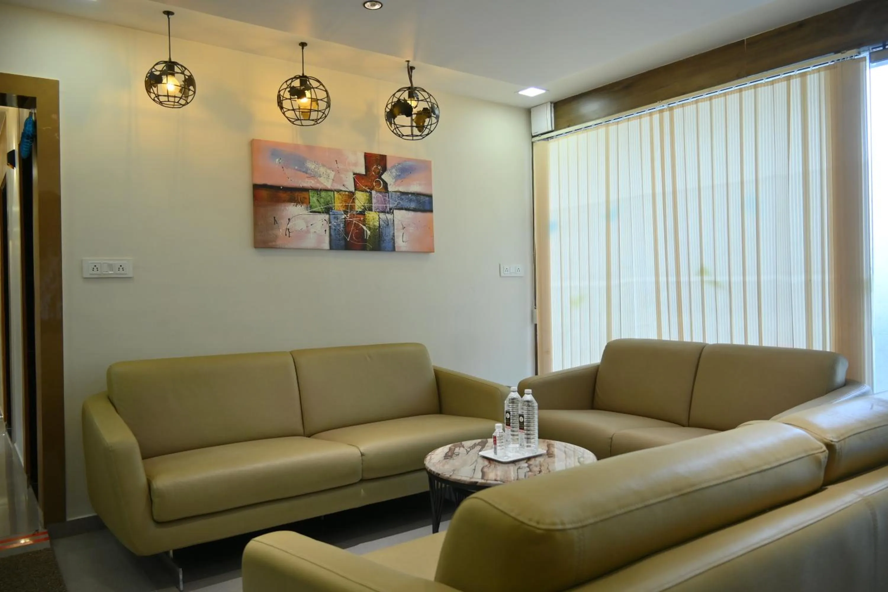 Communal lounge/ TV room in Hotel Royal Ican Sindhubhavan Road