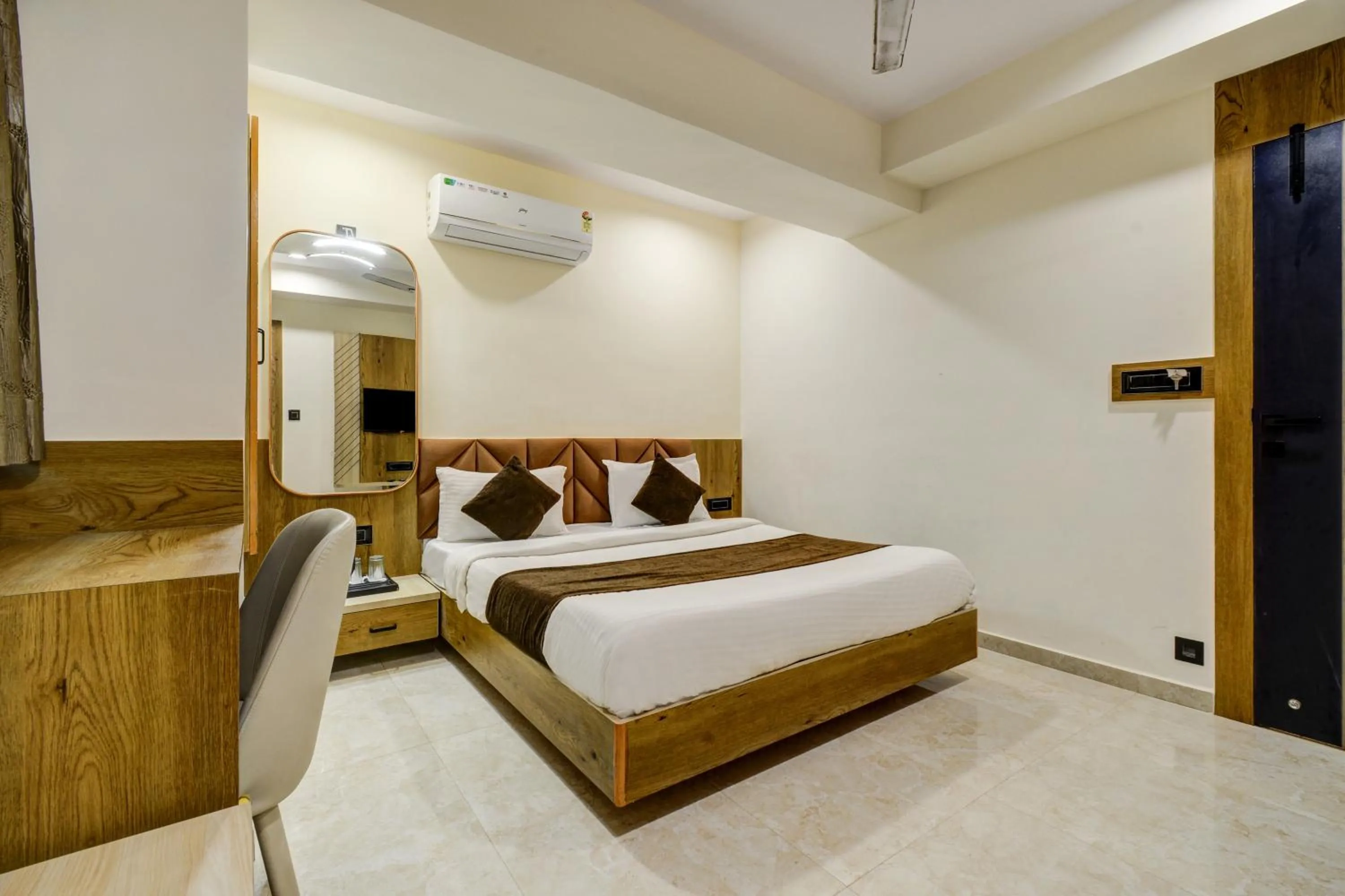 Bed in Hotel Royal Ican Sindhubhavan Road