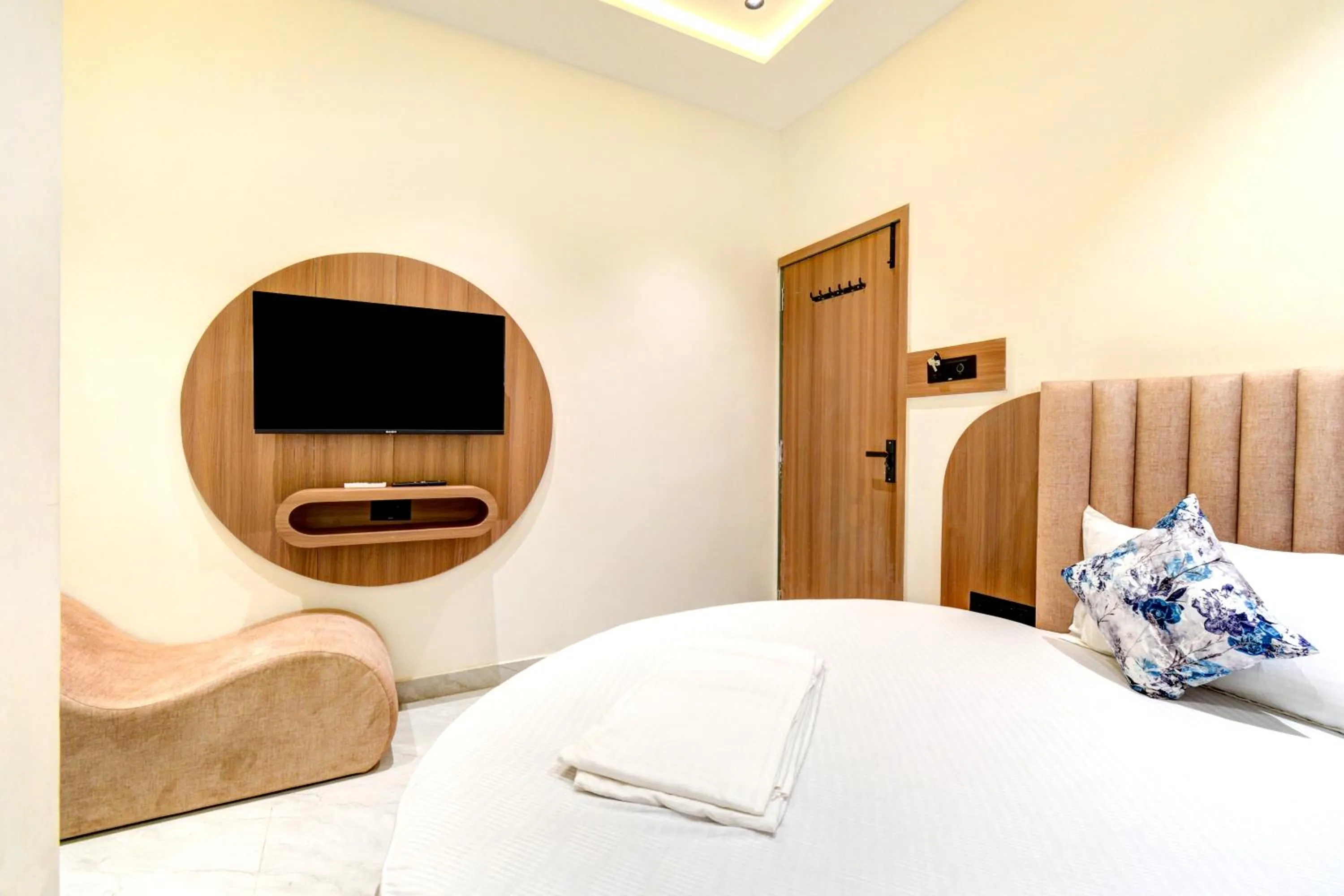 Bed in Hotel Royal Ican Sindhubhavan Road