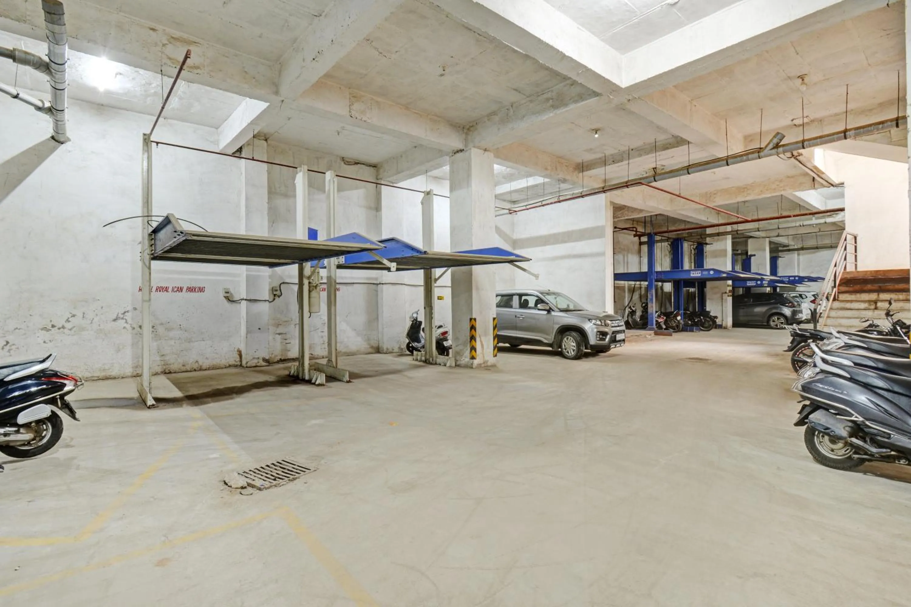 Parking in Hotel Royal Ican Sindhubhavan Road
