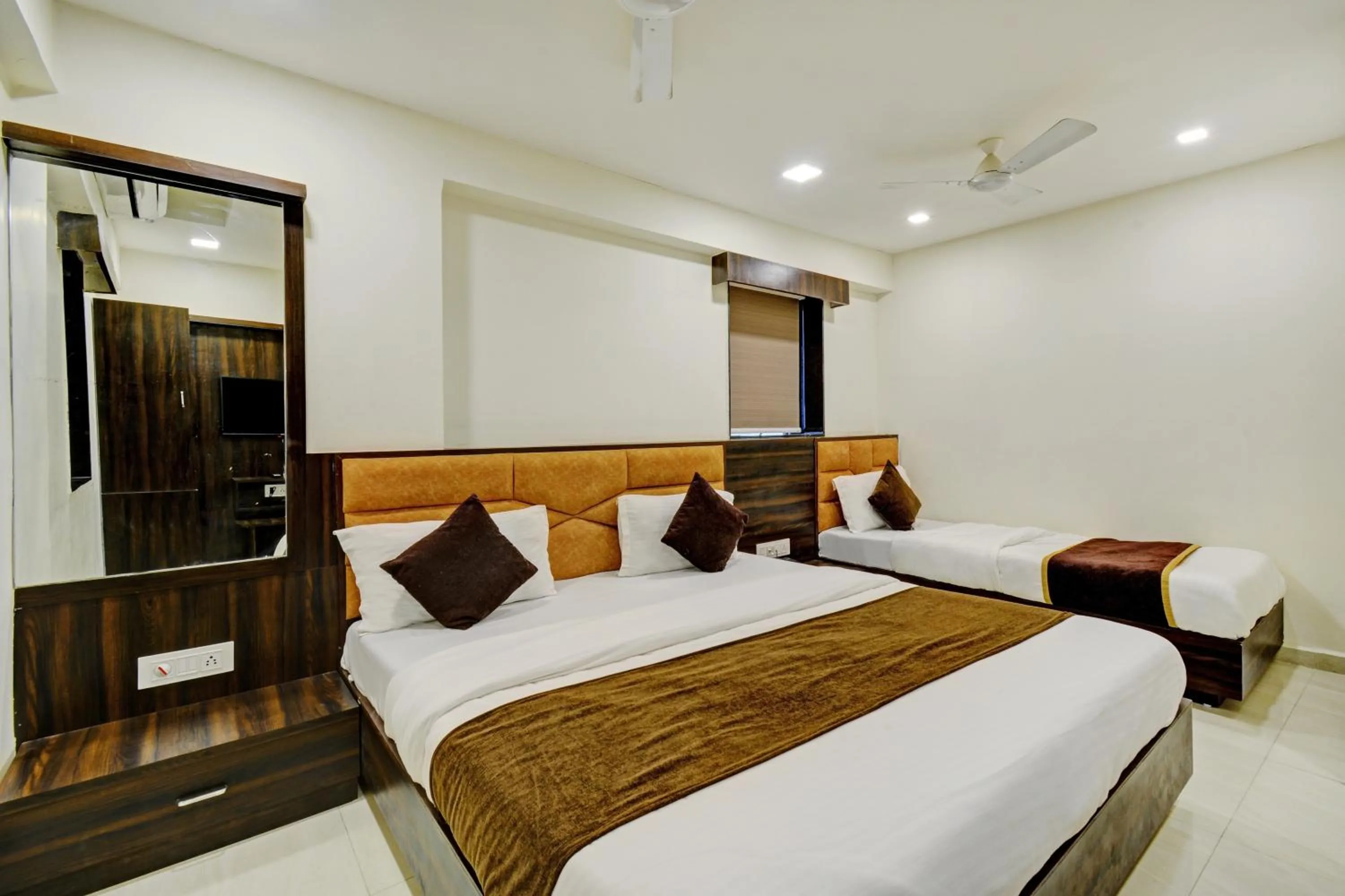 Bed in Hotel Royal Ican Sindhubhavan Road
