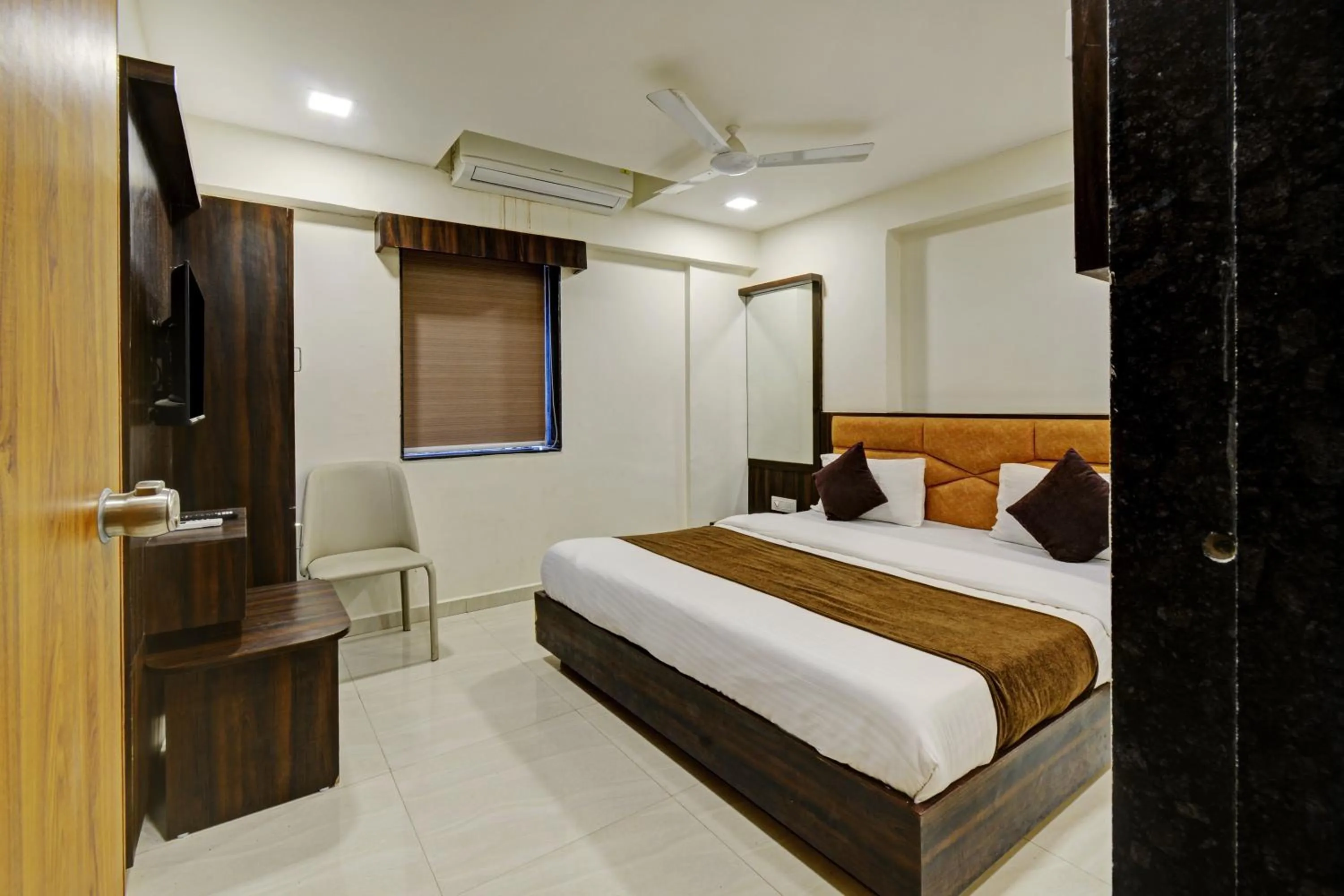 Bed in Hotel Royal Ican Sindhubhavan Road