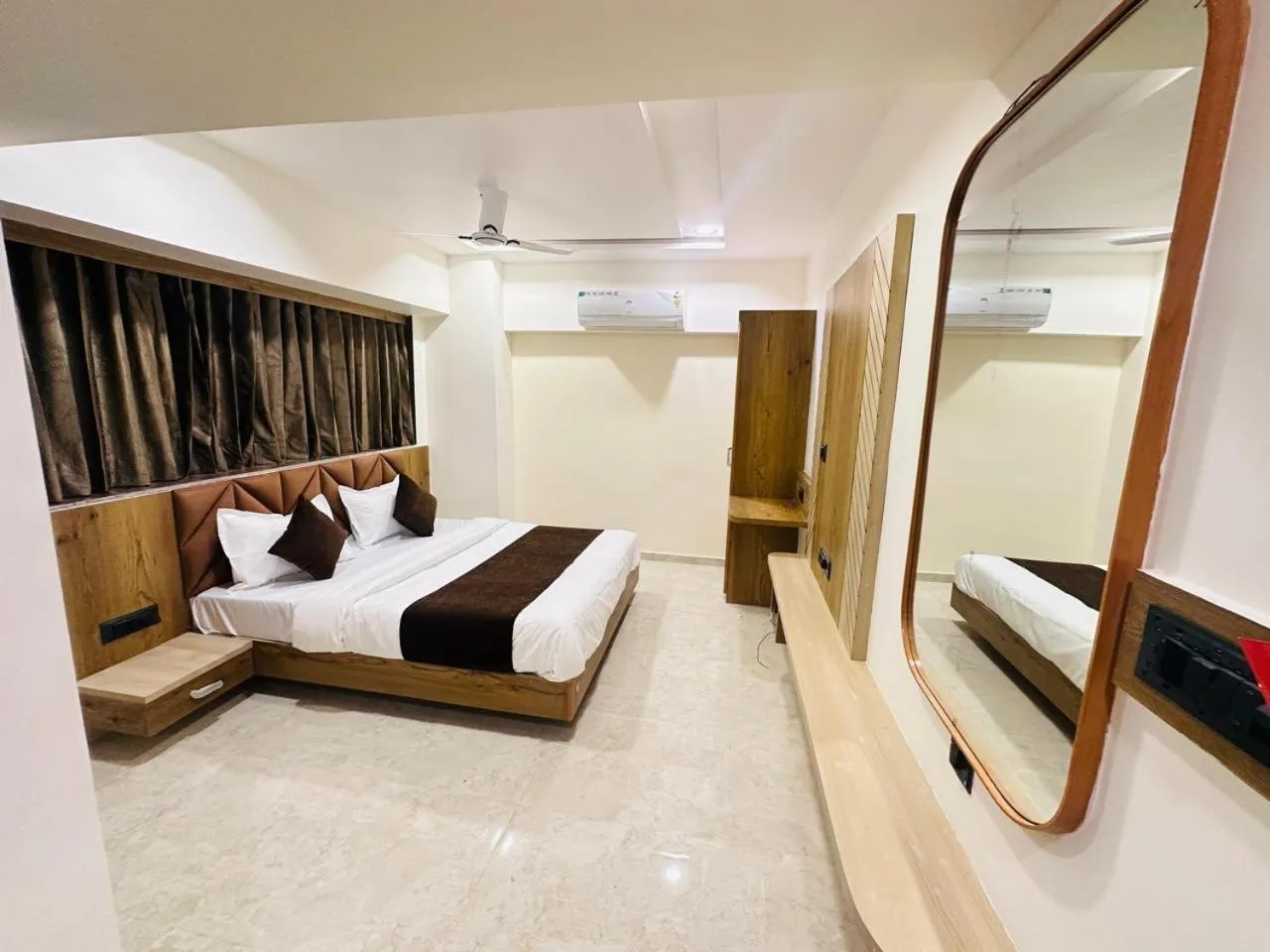 Bed in Hotel Royal Ican Sindhubhavan Road
