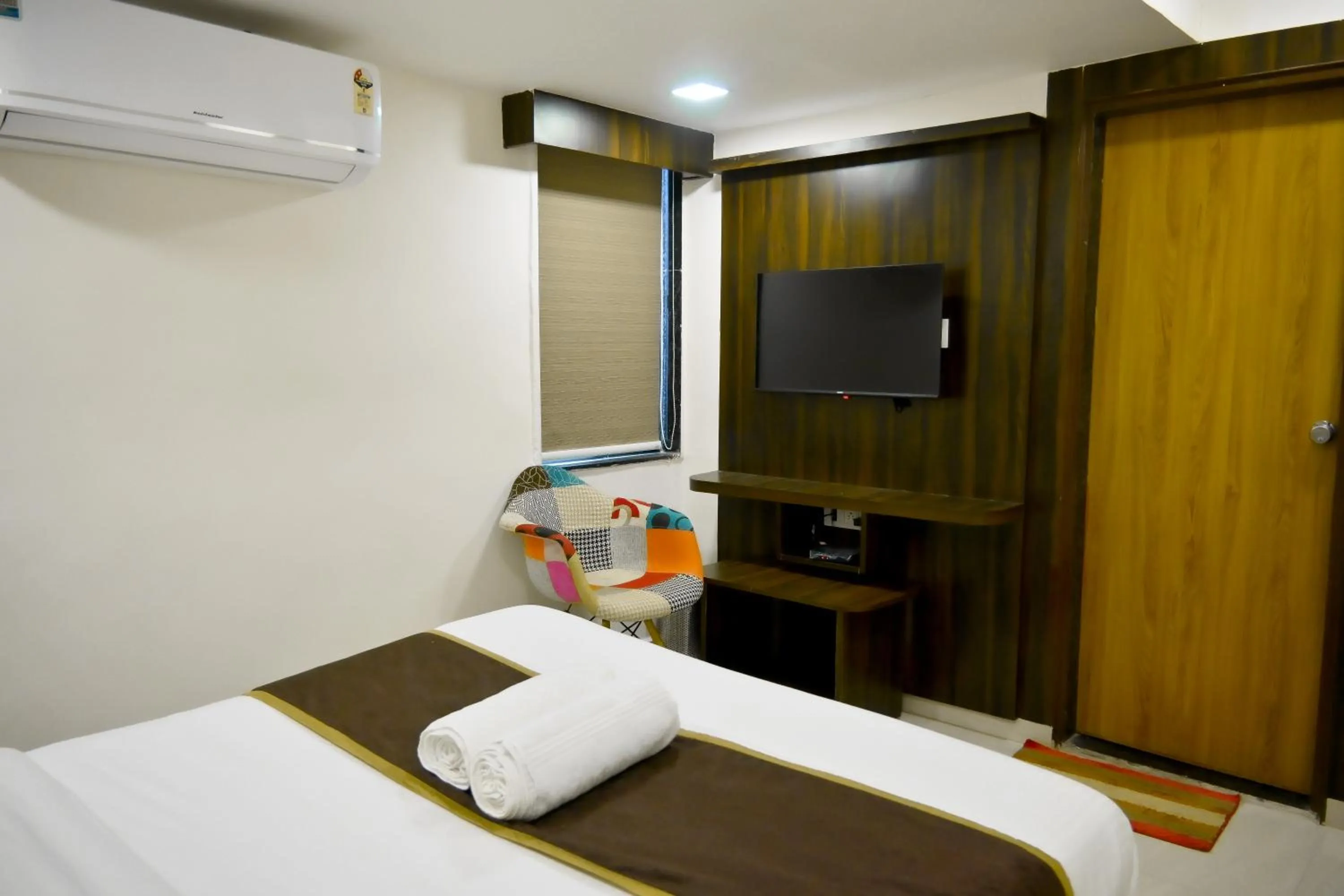 Communal lounge/ TV room, Bed in Hotel Royal Ican Sindhubhavan Road