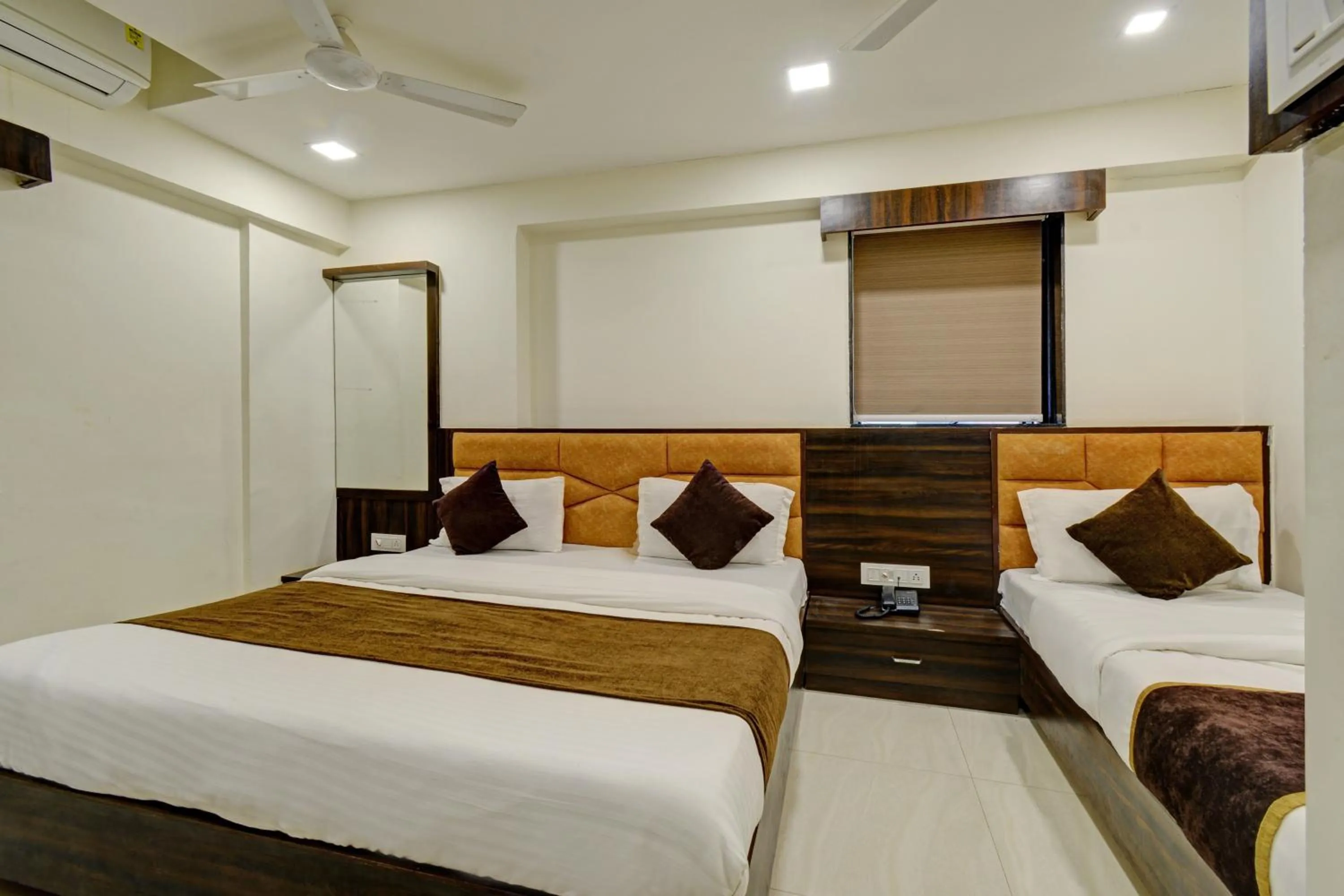 Bed in Hotel Royal Ican Sindhubhavan Road