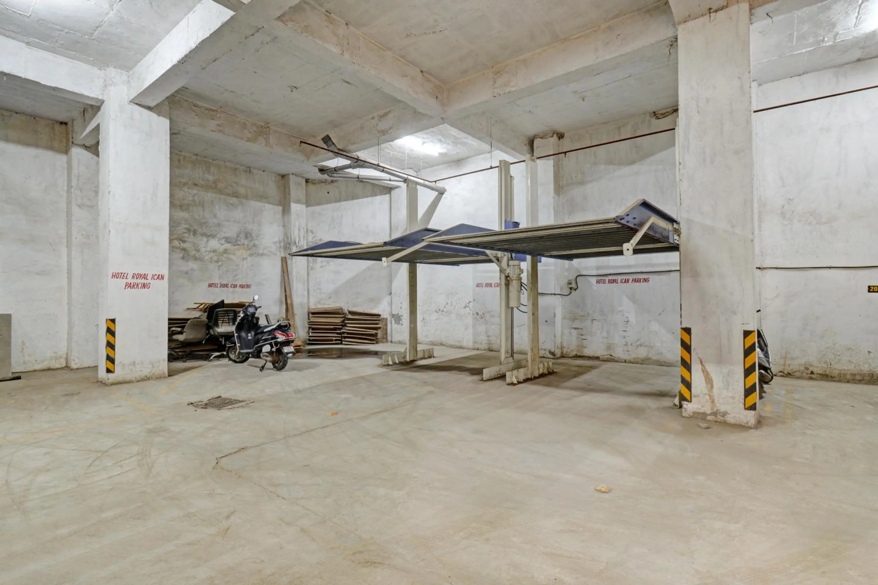 Parking in Hotel Royal Ican Sindhubhavan Road