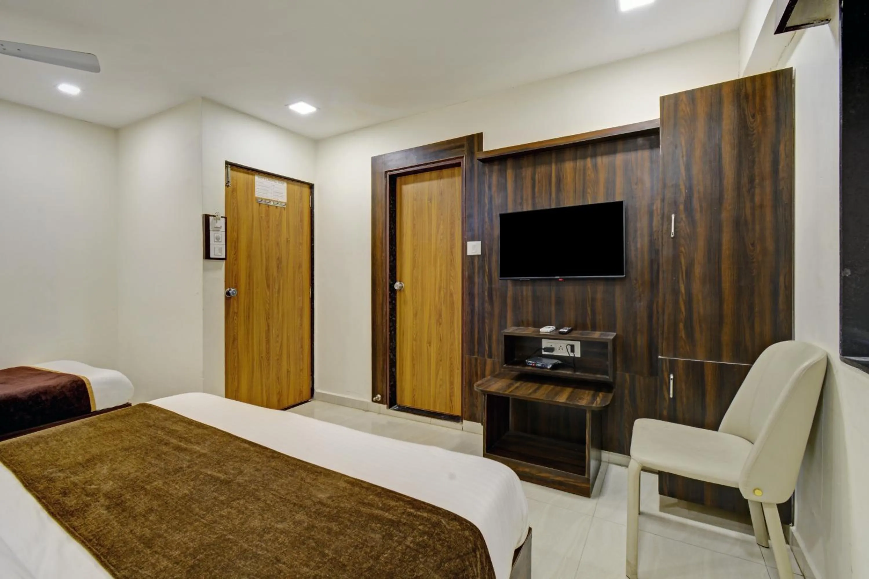 Bed in Hotel Royal Ican Sindhubhavan Road