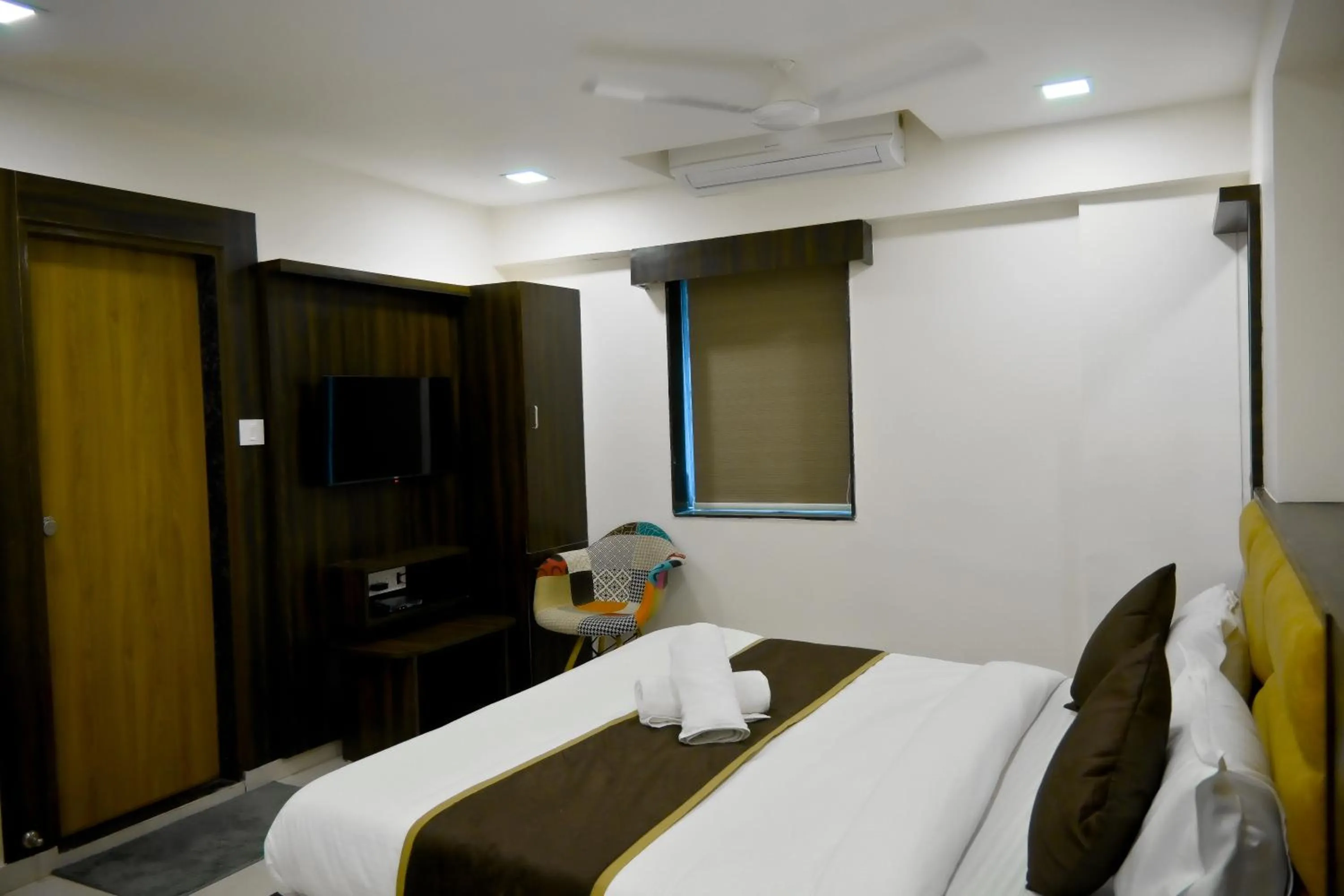 Bed in Hotel Royal Ican Sindhubhavan Road