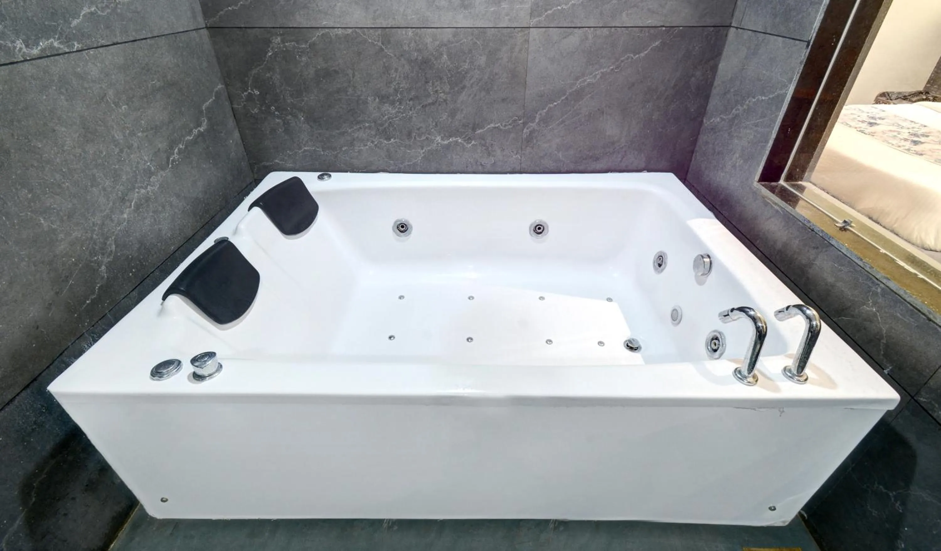 Bath in Hotel Royal Ican Sindhubhavan Road