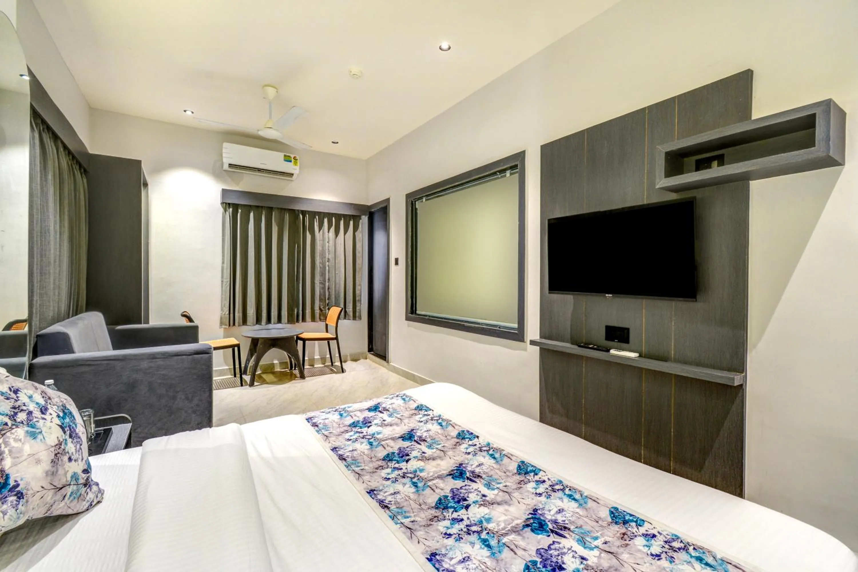 Bed in Hotel Royal Ican Sindhubhavan Road