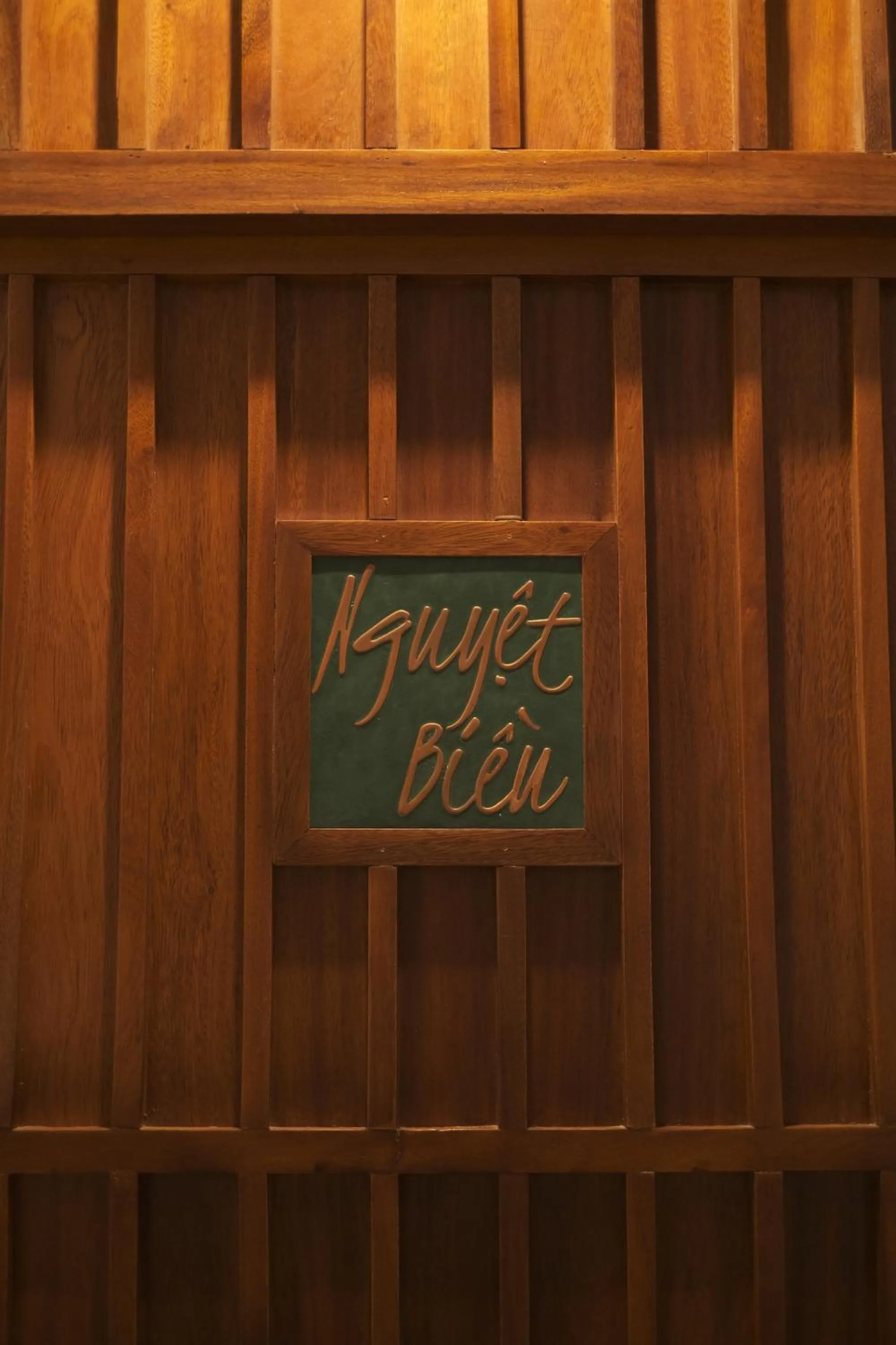 Property logo or sign in De Hué