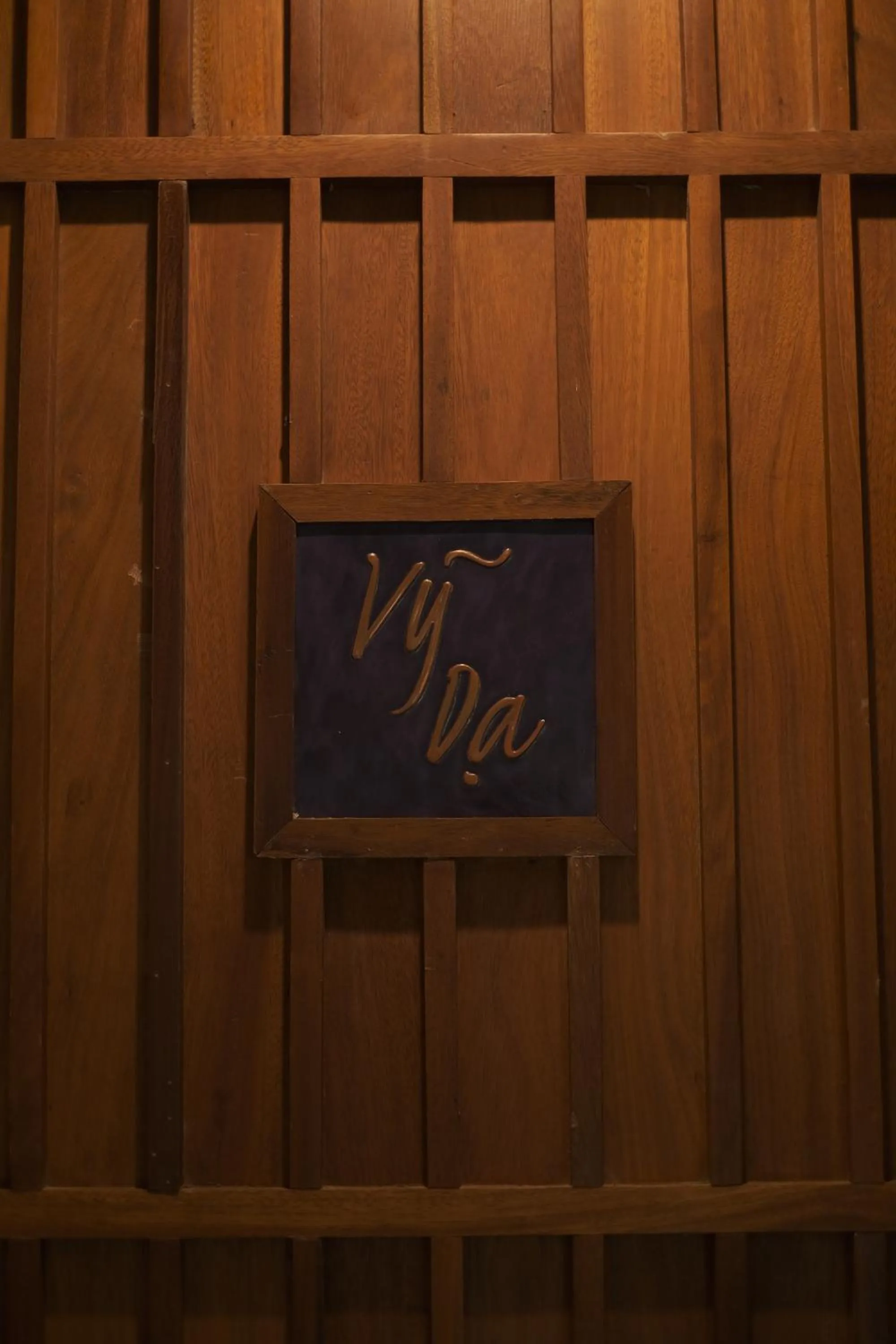 Property logo or sign in De Hué