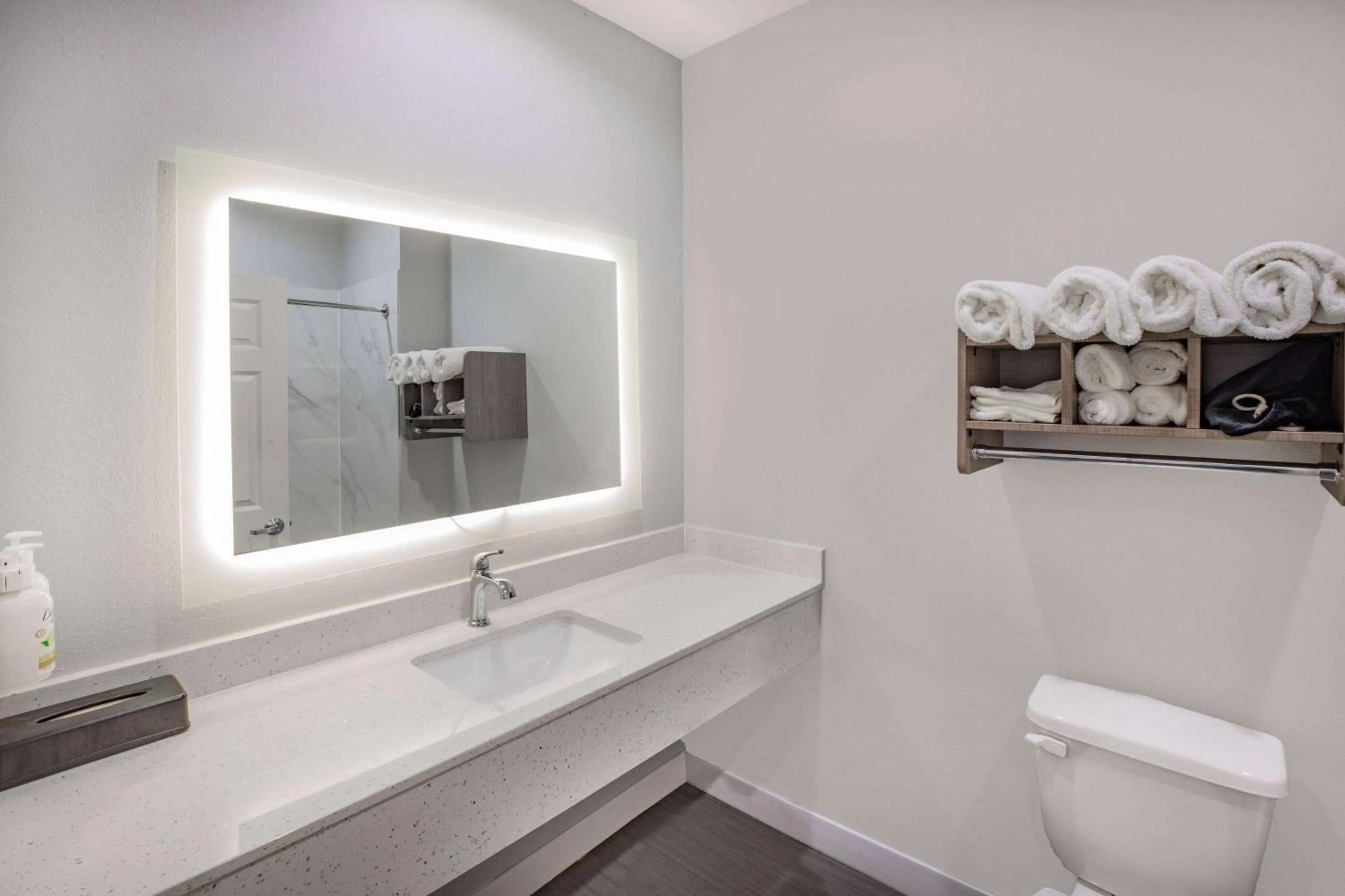 TV and multimedia in Baymont by Wyndham Freeport Texas