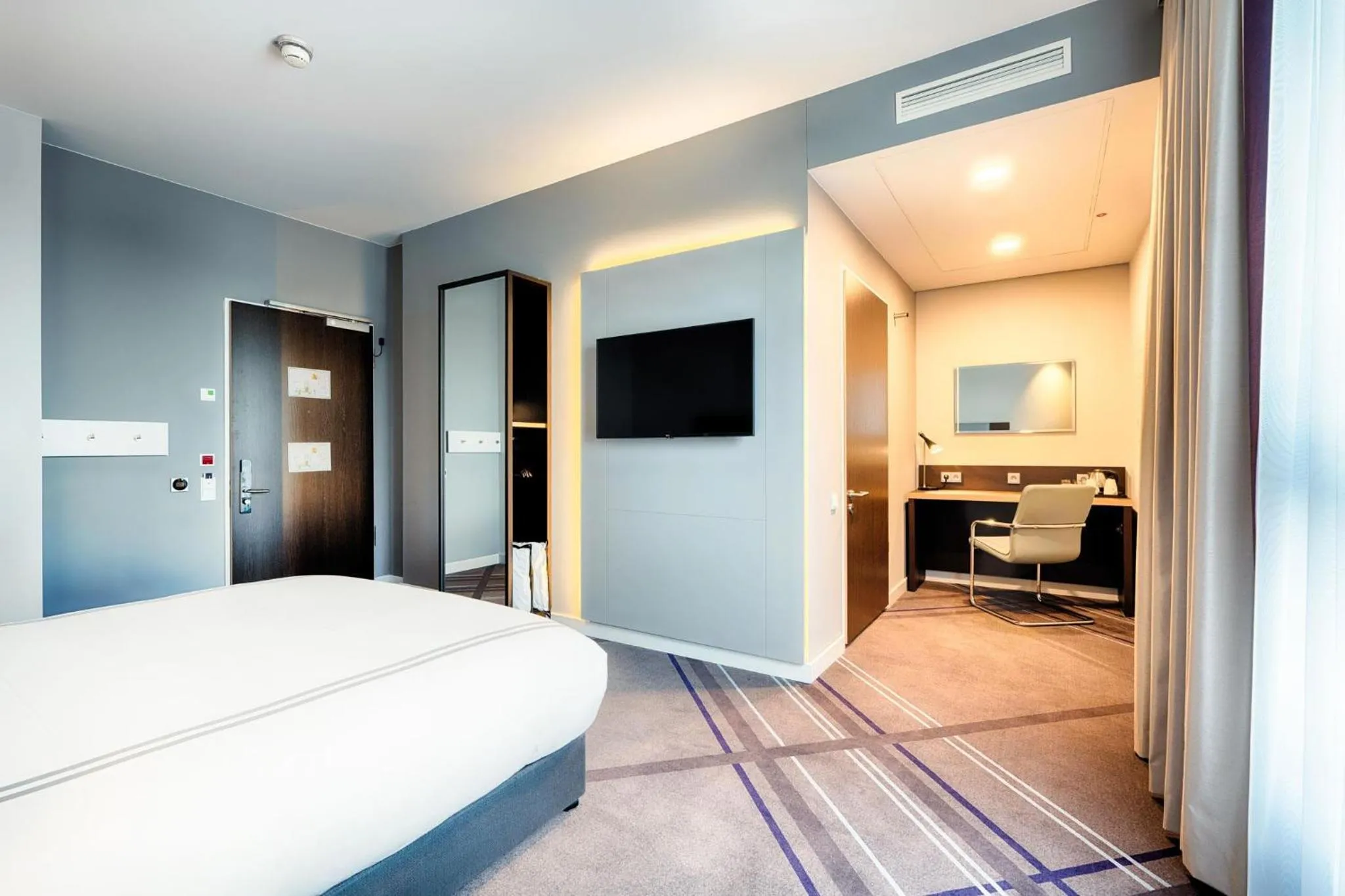 Bedroom, Bed in Premier Inn Berlin Airport