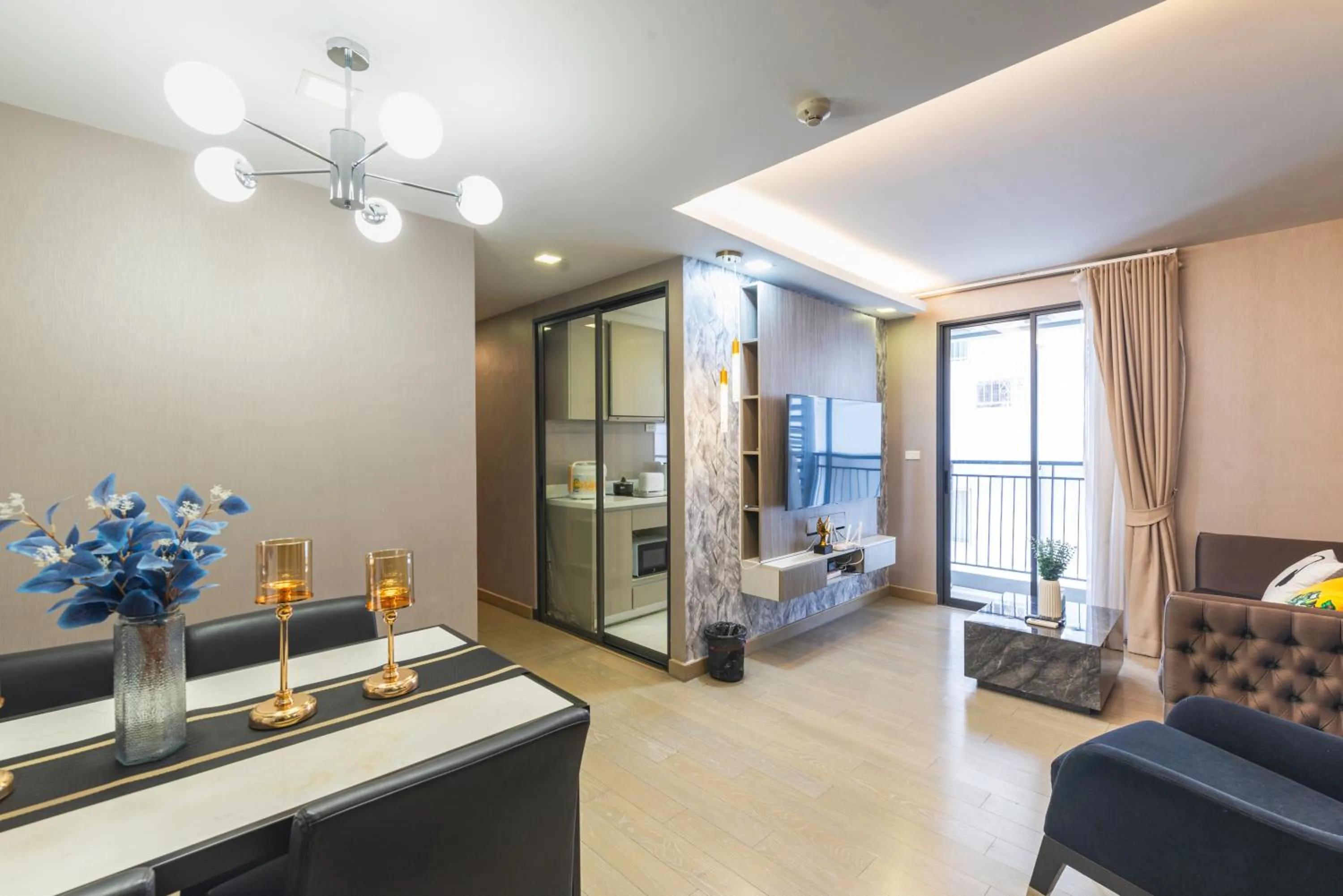 Dazzle Sukhumvit 7 by LeFoyer