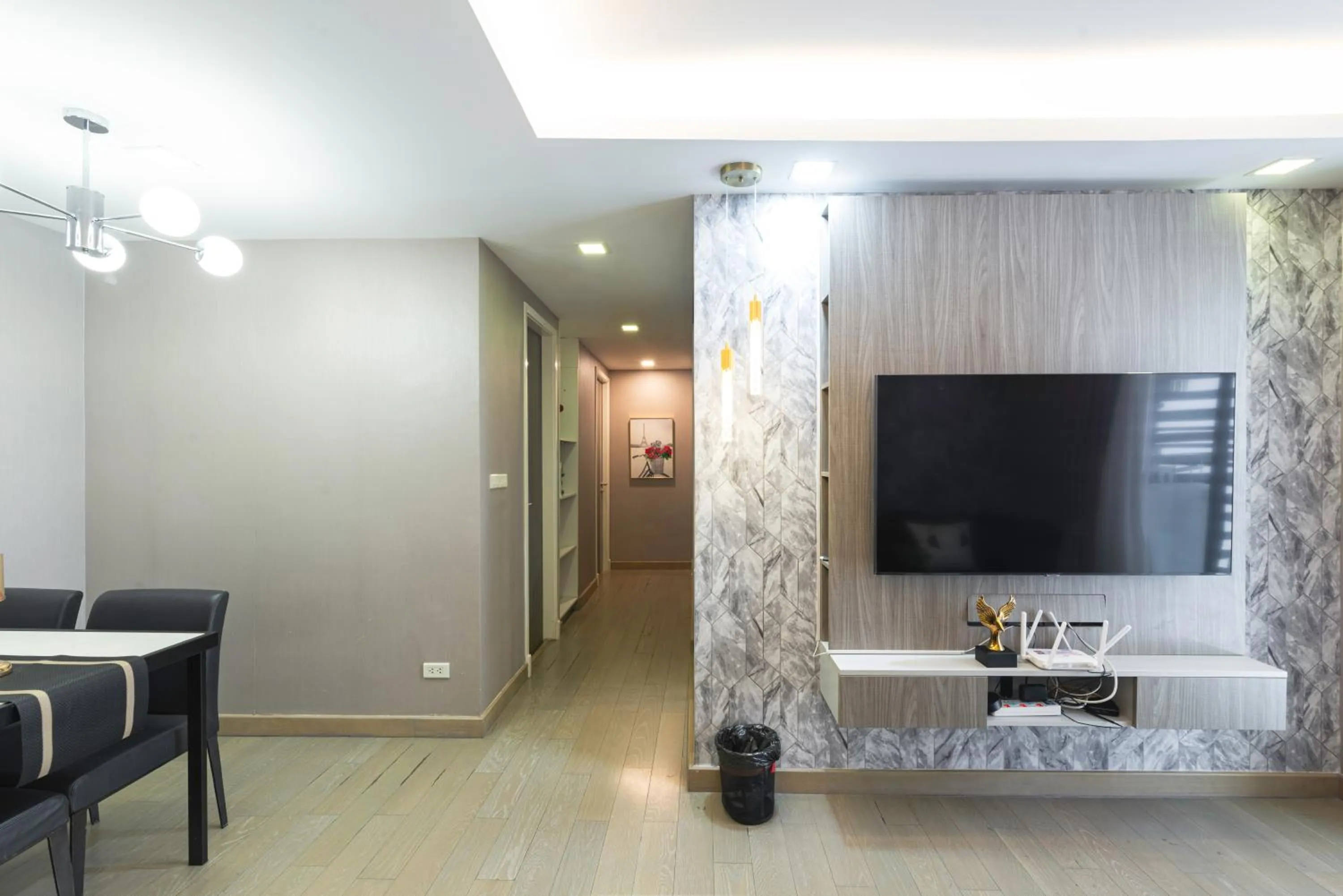 Dazzle Sukhumvit 7 by LeFoyer