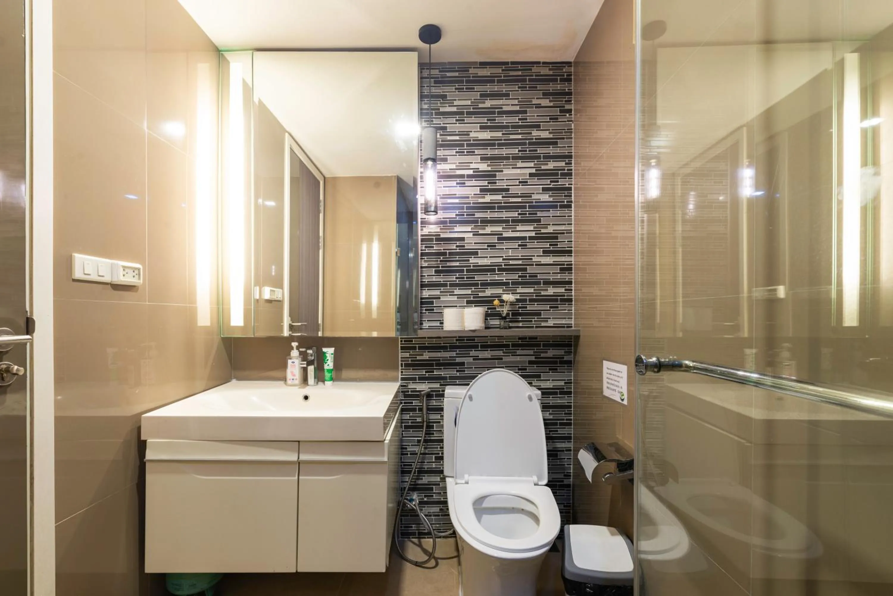 Dazzle Sukhumvit 7 by LeFoyer