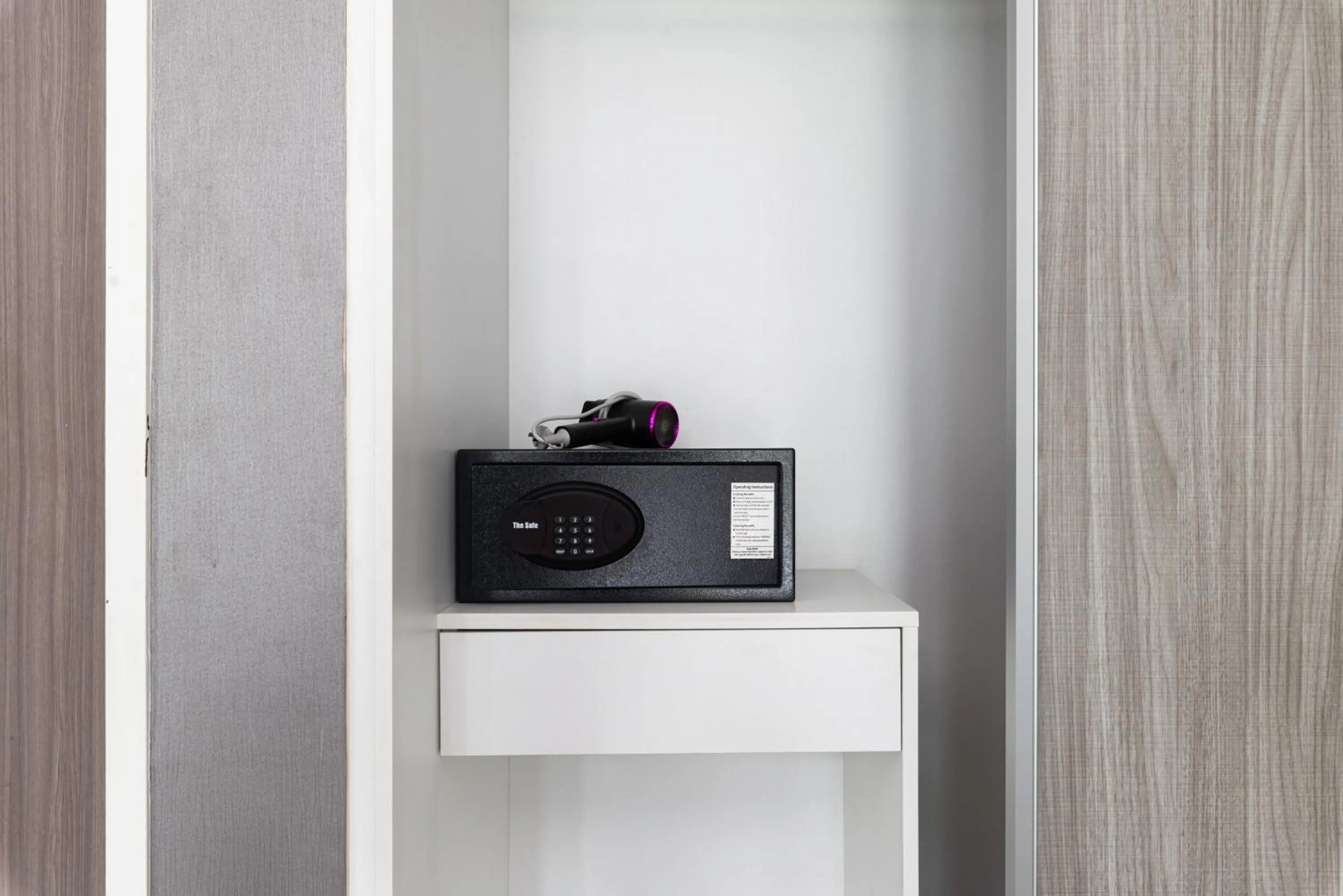 Dazzle Sukhumvit 7 by LeFoyer