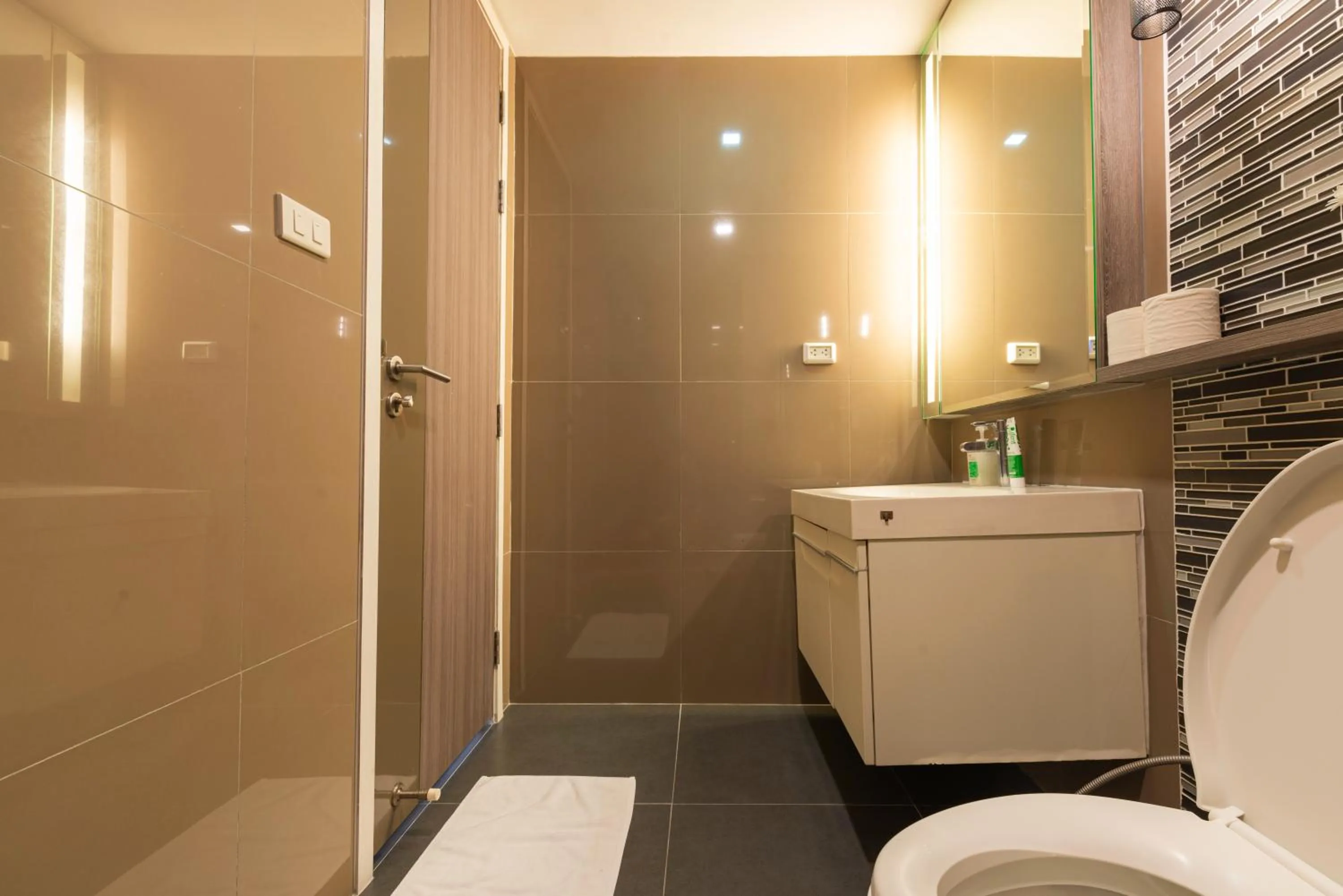 Dazzle Sukhumvit 7 by LeFoyer