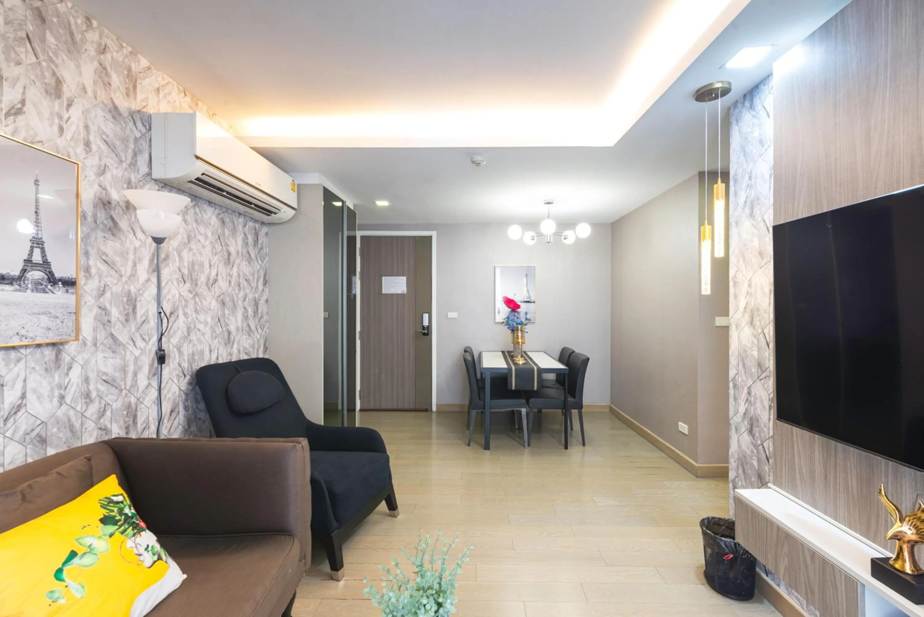 Dazzle Sukhumvit 7 by LeFoyer