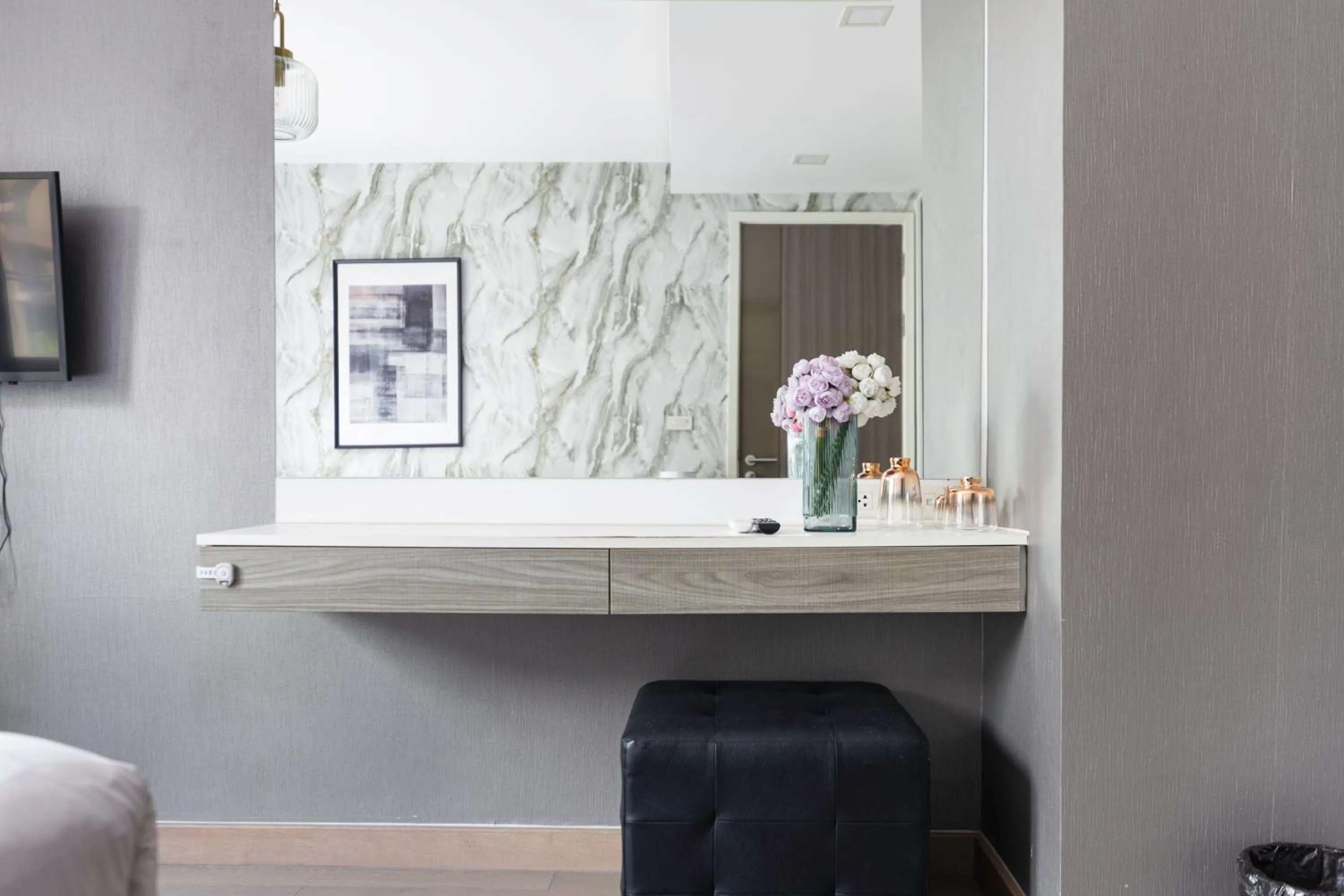 Dazzle Sukhumvit 7 by LeFoyer