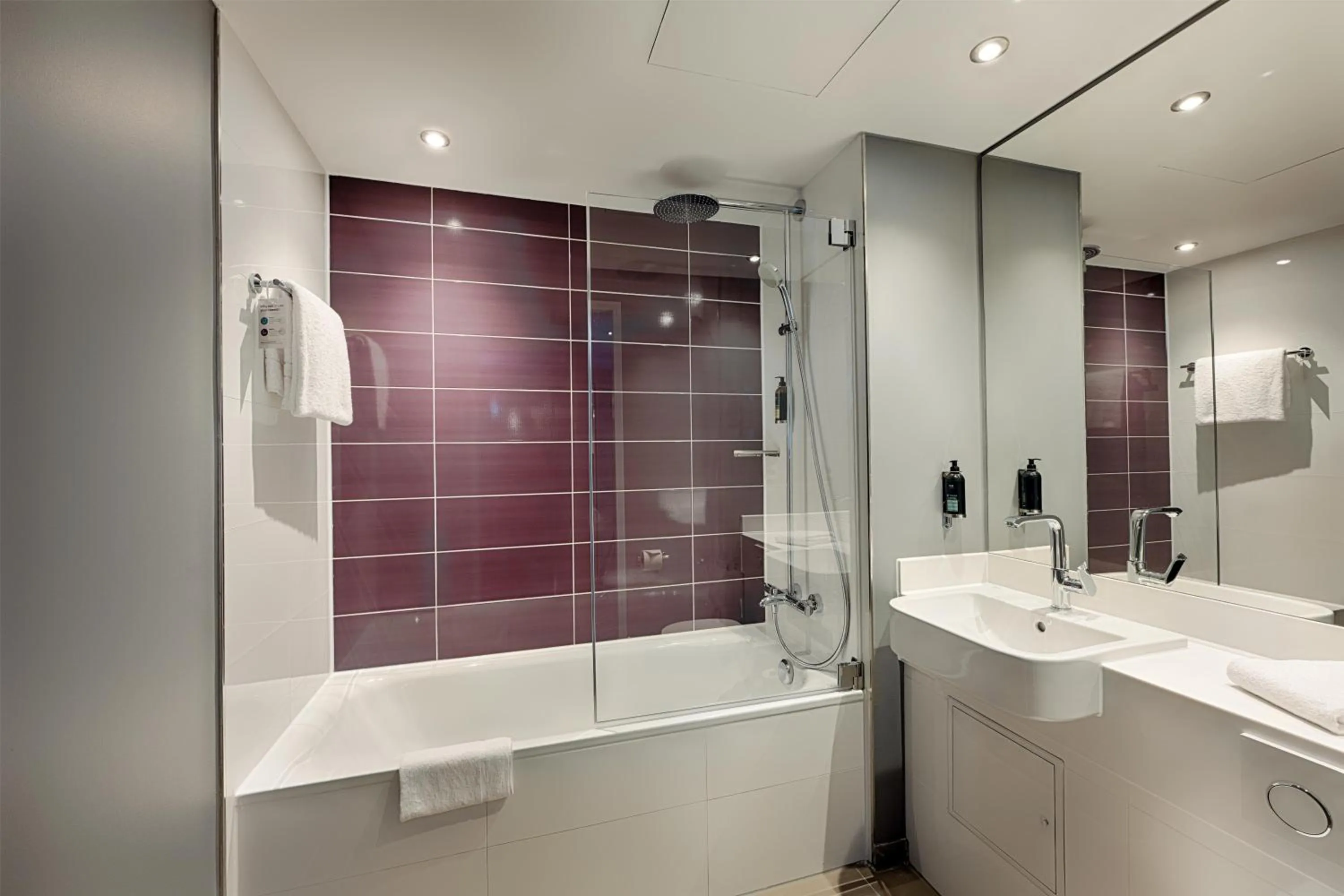 Bedroom in Premier Inn Düsseldorf City Friedrichstadt