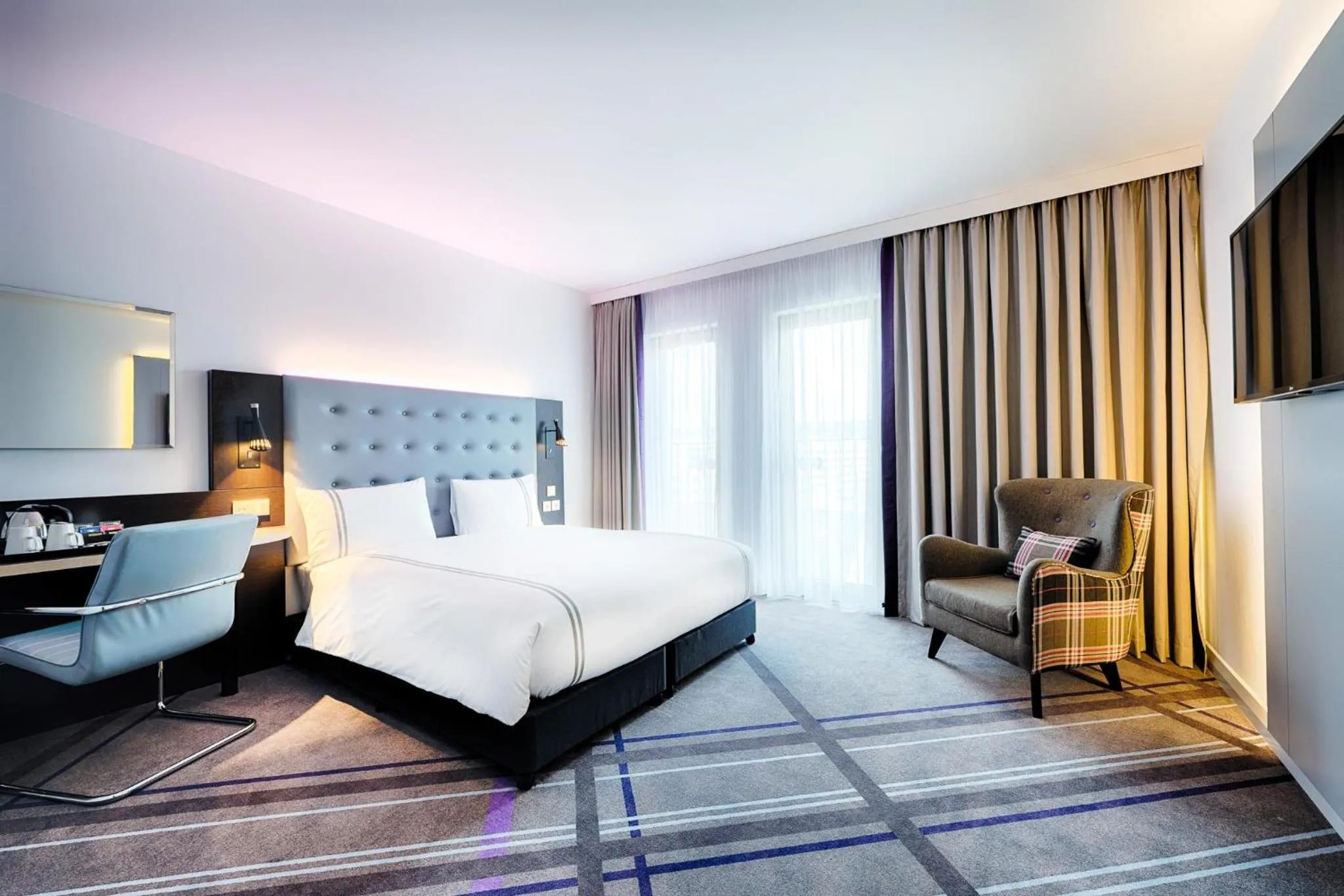 Bedroom, Bed in Premier Inn Wiesbaden City Centre