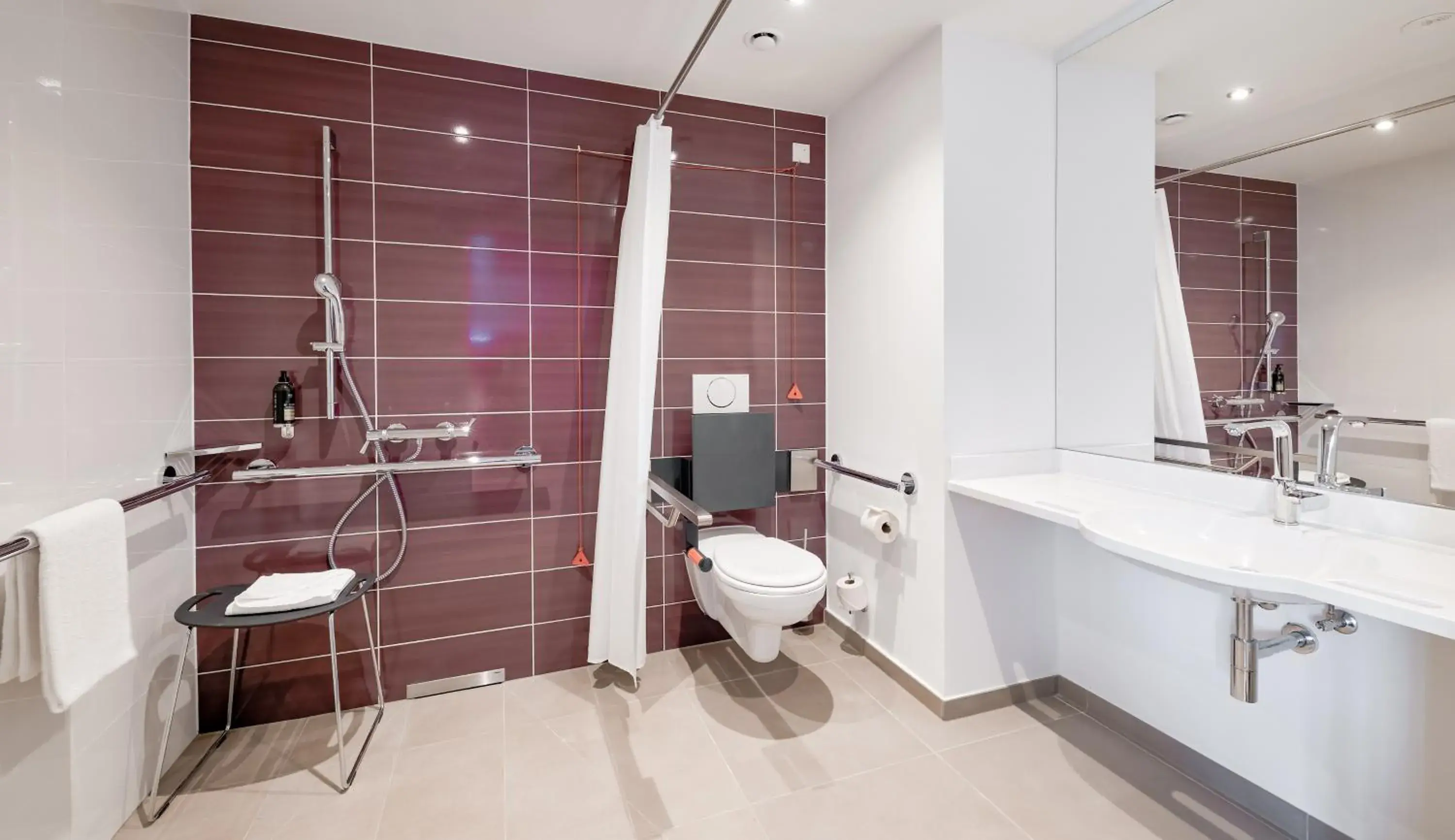 Twin Room - Disability Access in Premier Inn Saarbrücken City Congresshalle Twin Room - Disability Access in Premier Inn Saarbrücken City Congresshalle
