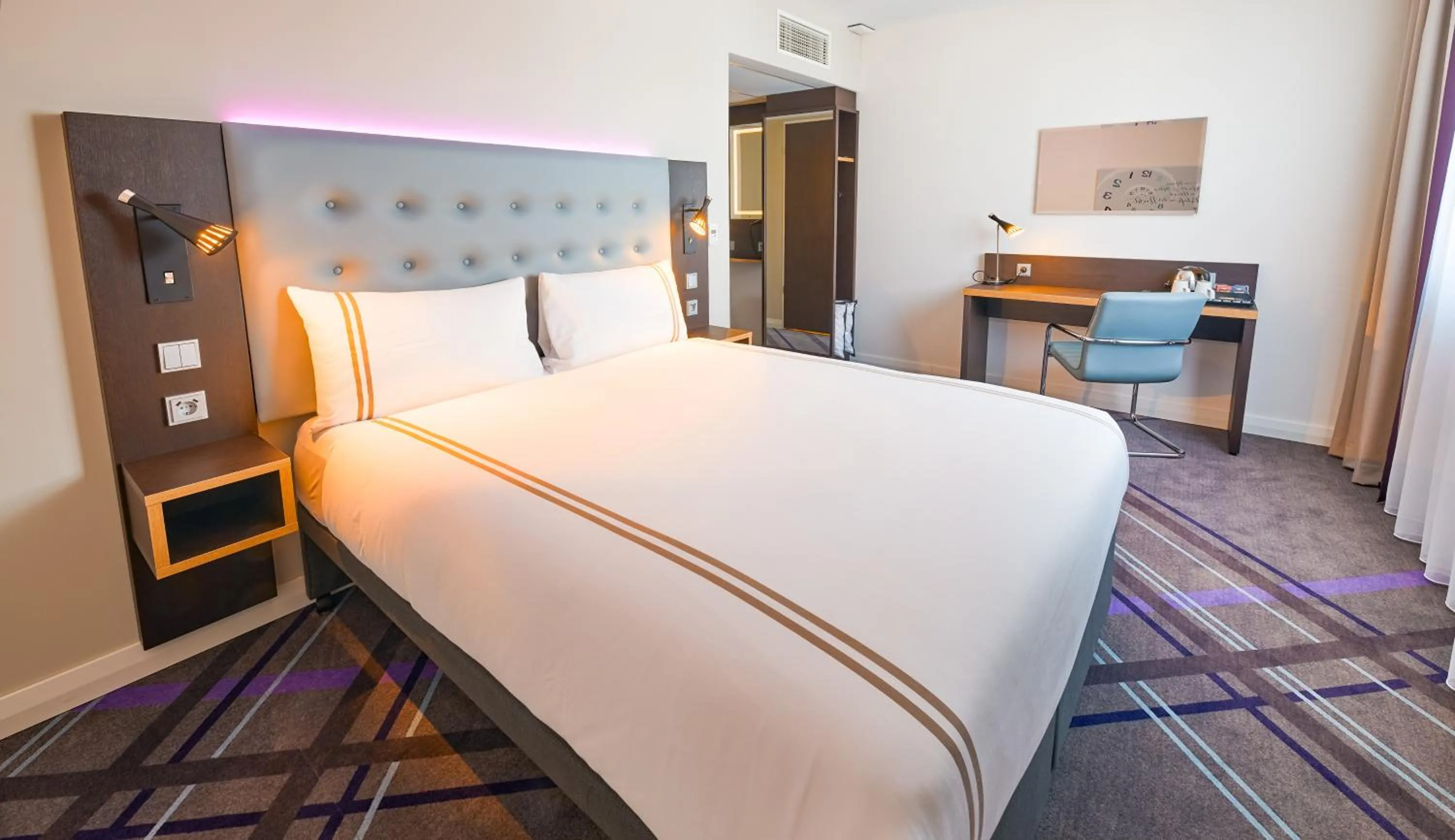 Bed in Premier Inn Saarbrücken City Congresshalle