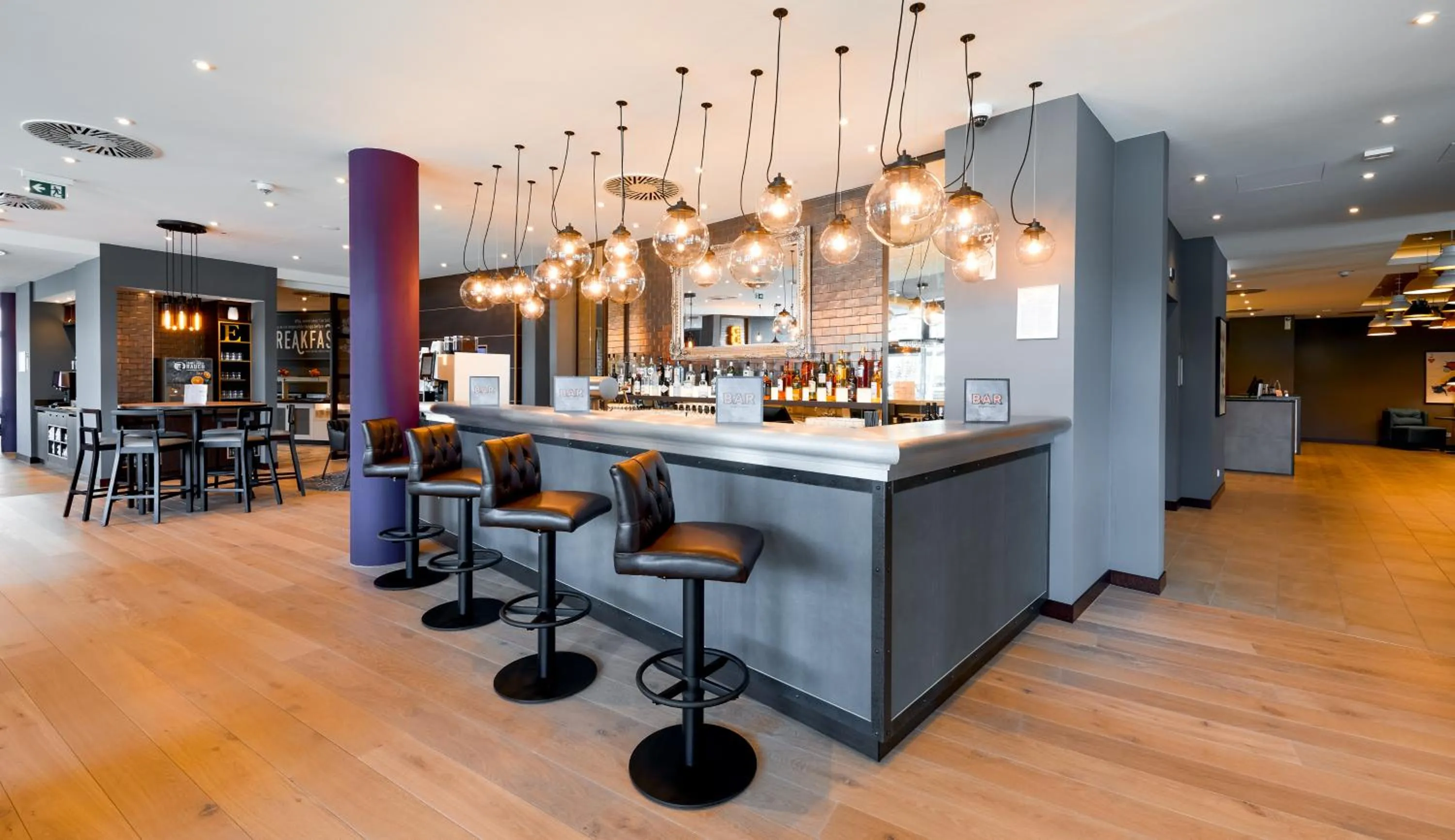 Lounge or bar in Premier Inn Saarbrücken City Congresshalle