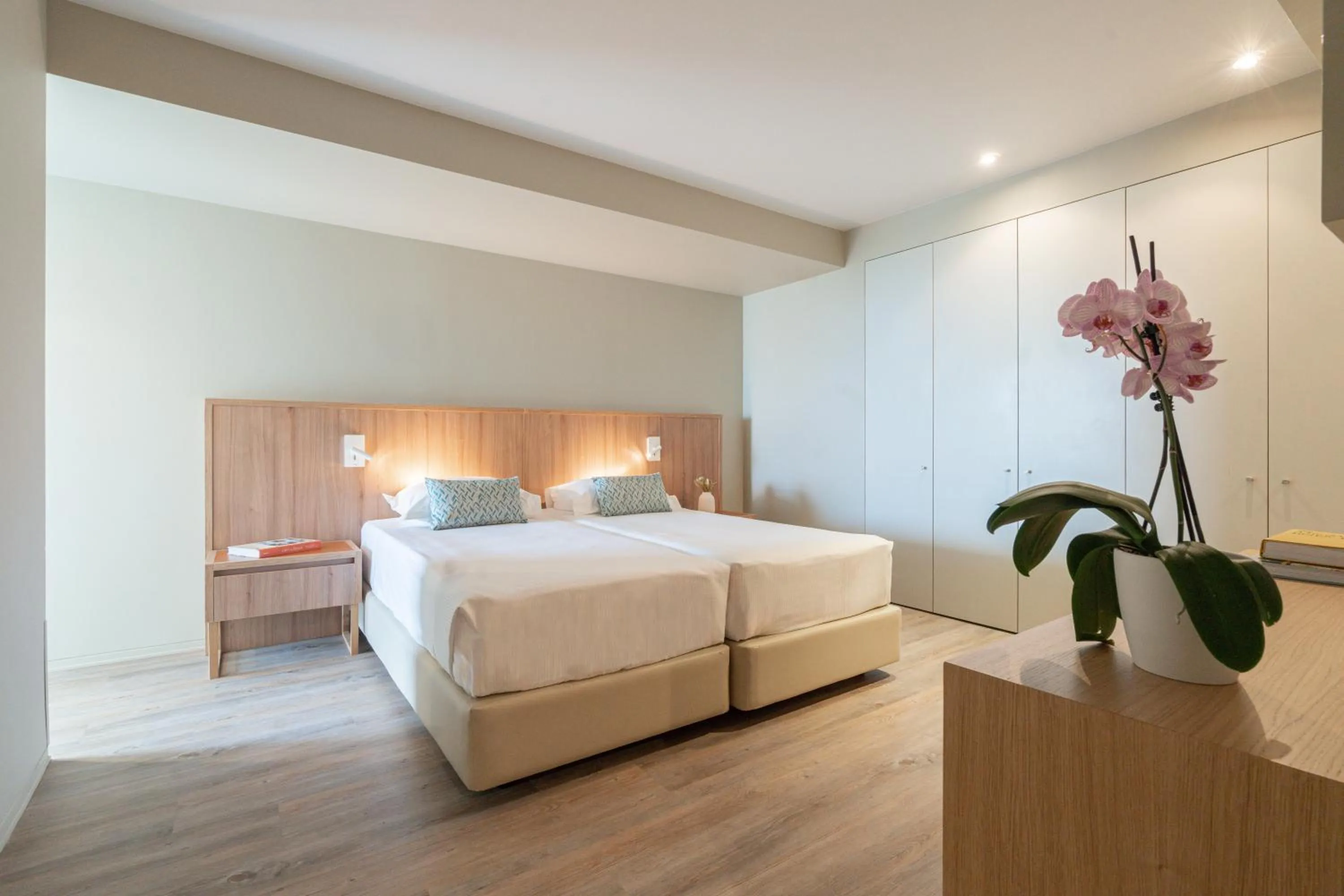 Bedroom, Bed in Aqualuz Troia Mar by The Editory