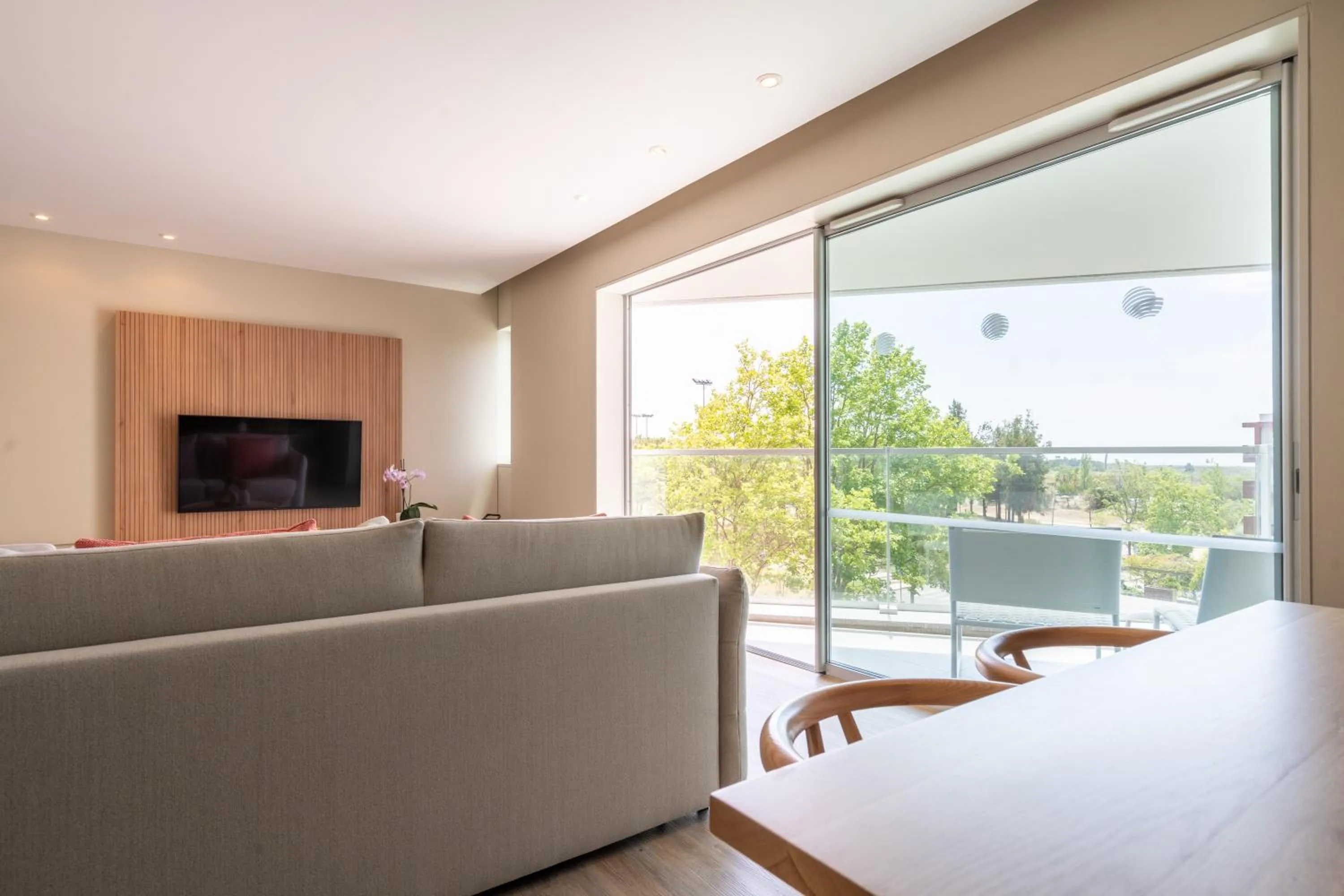 Living room in Aqualuz Troia Mar by The Editory