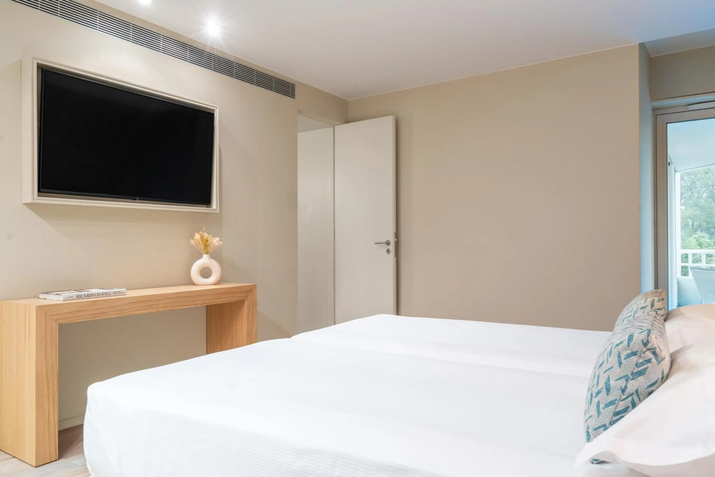 Bedroom, Bed in Aqualuz Troia Mar by The Editory