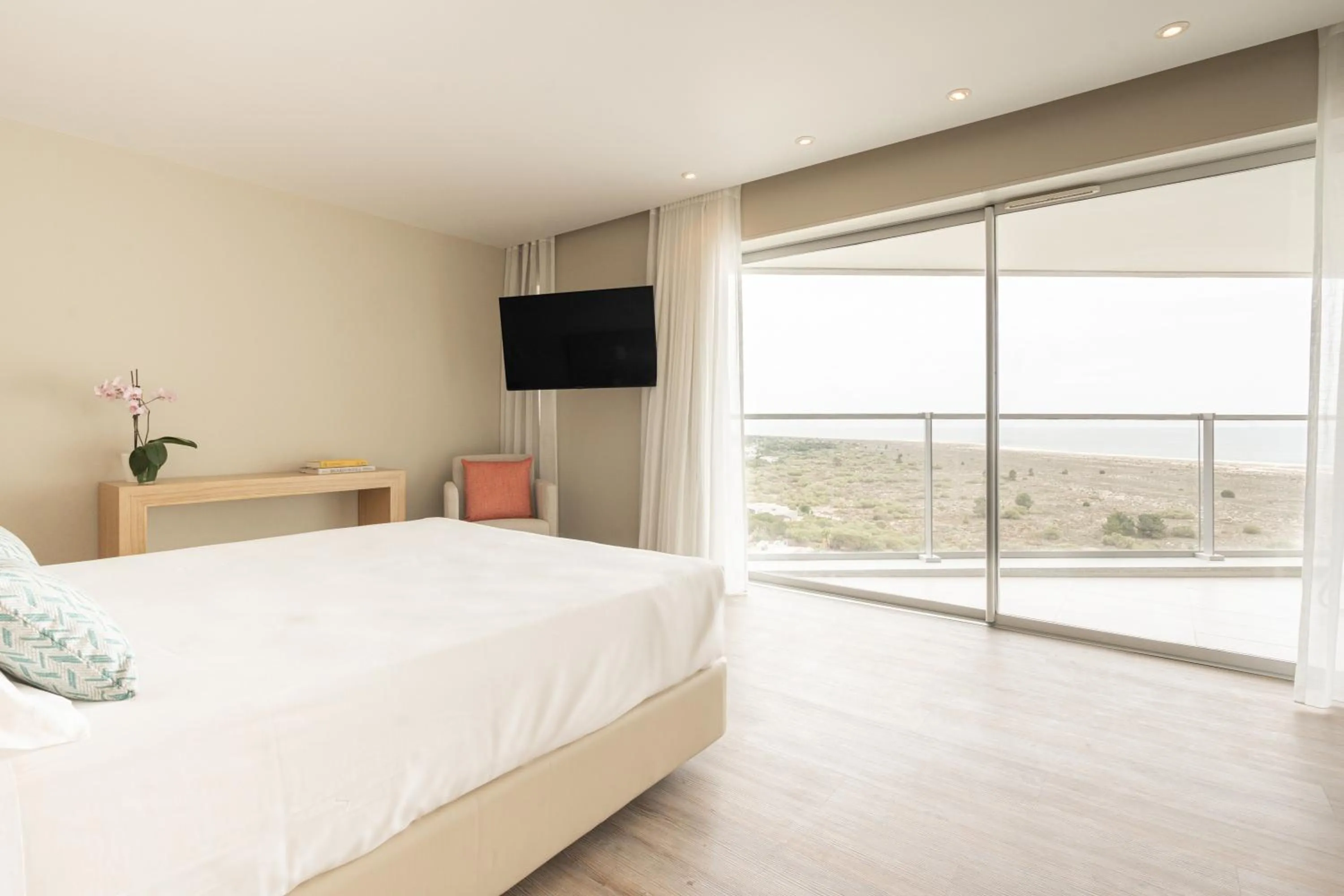 Bedroom, Bed in Aqualuz Troia Mar by The Editory