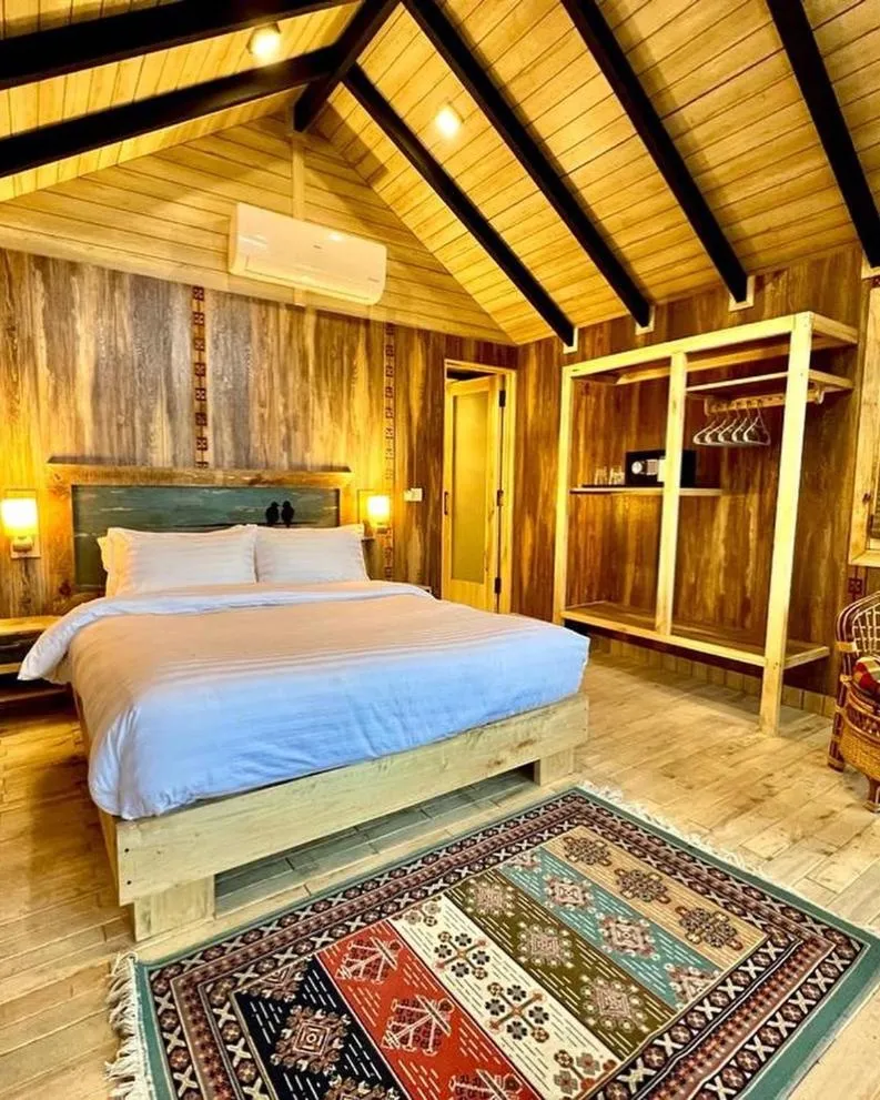 Bedroom, Bed in The 2 Magpies, Hunza