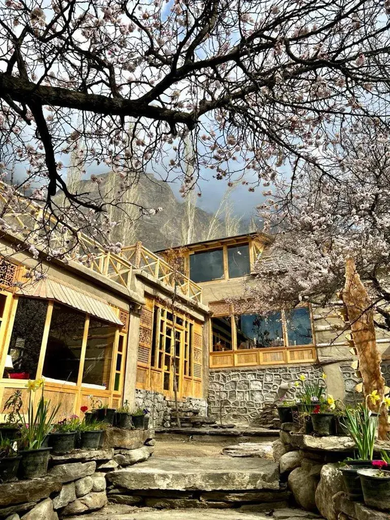 The 2 Magpies, Hunza The 2 Magpies, Hunza