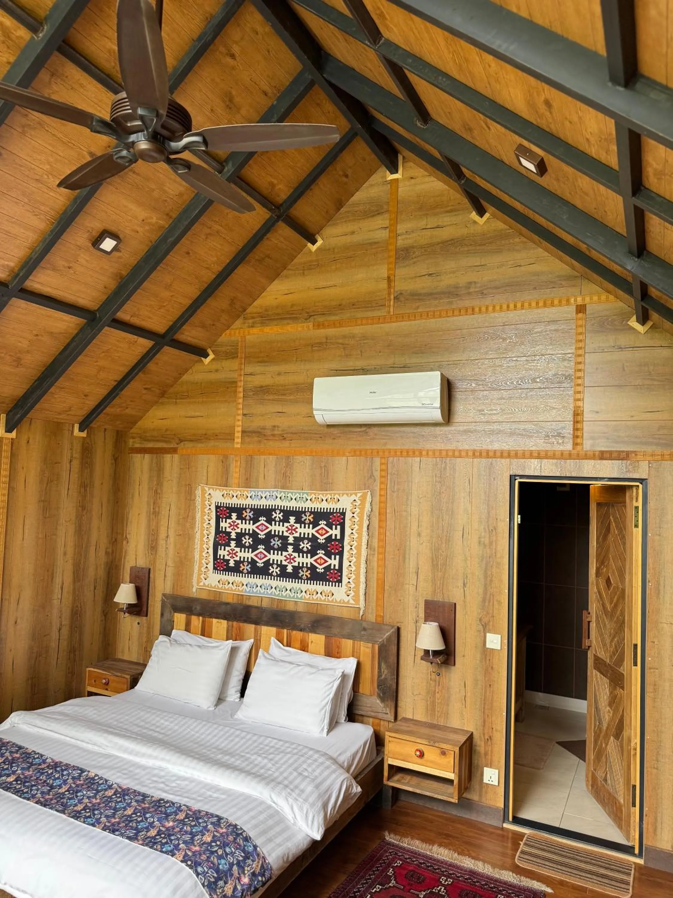 Bedroom, Bed in The 2 Magpies, Hunza