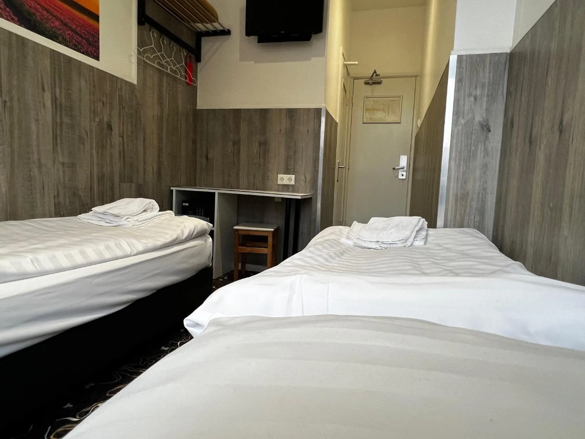 Bedroom, Bed in Budget Trianon Hotel